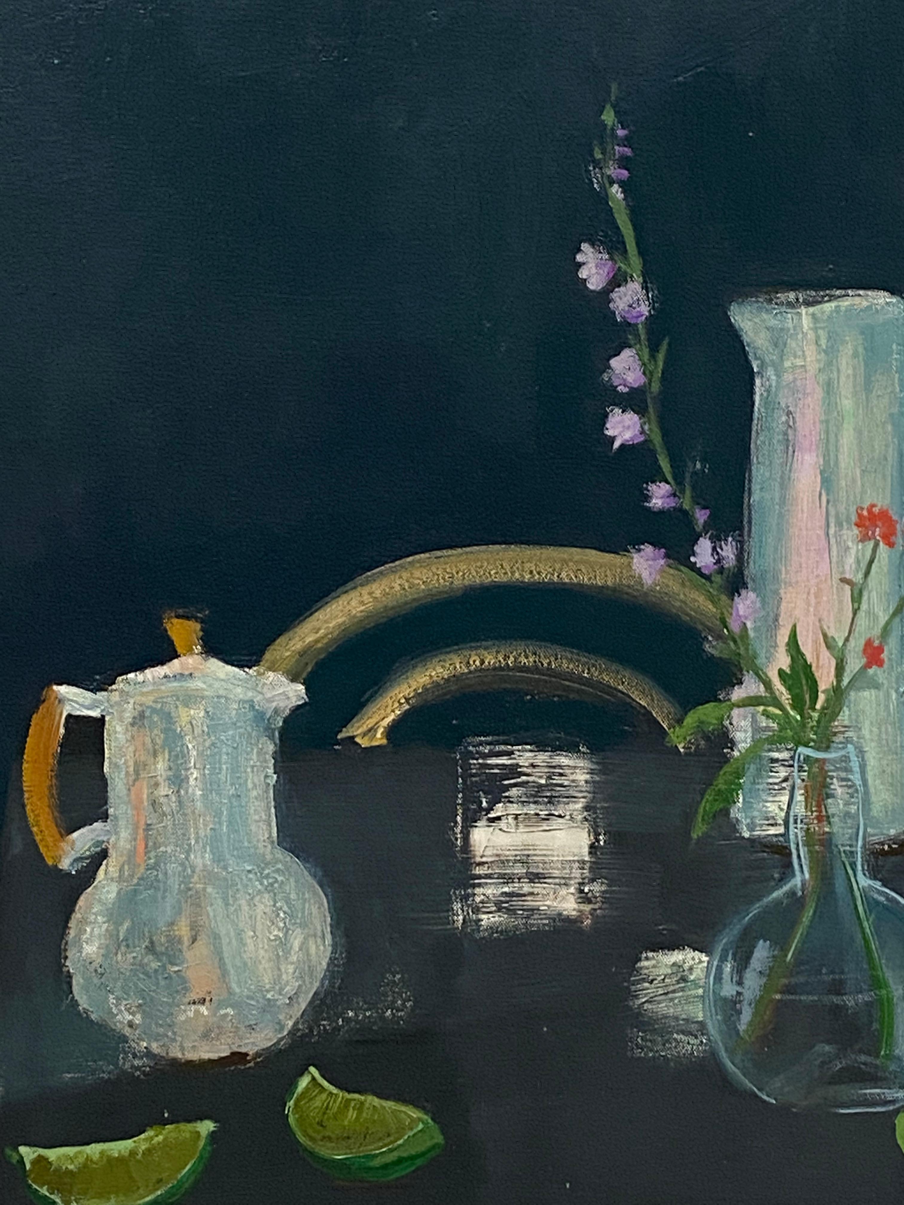 In questo dipinto a olio su tela contemporaneo, c'è una tranquilla scena d'interni con una natura morta composta da due brocche bianche e delicati fiori lilla e rossi in un vaso di vetro trasparente accanto a lime e mele rosse e verdi. La