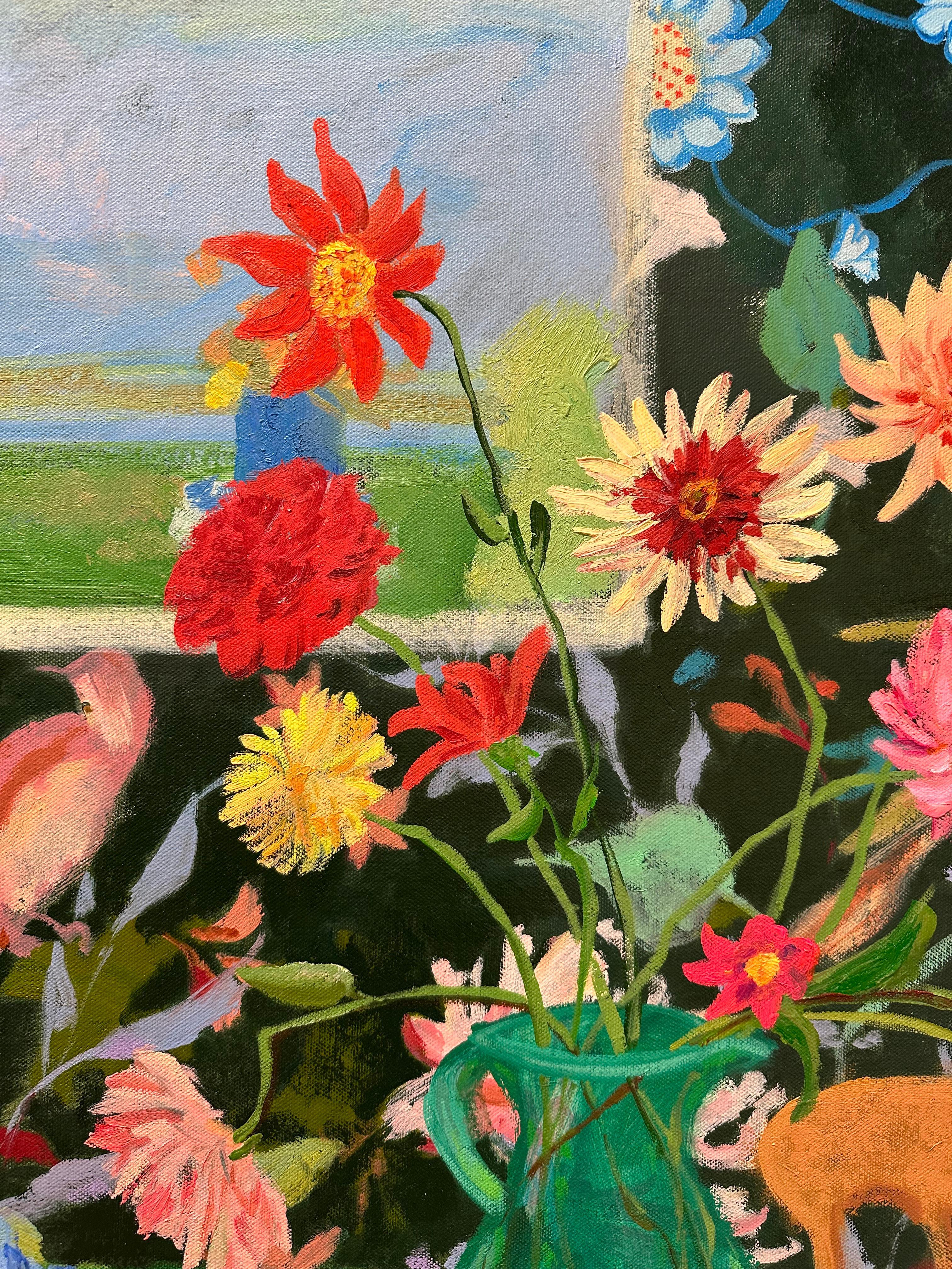 In questo dipinto a olio su tela contemporaneo, un'allegra scena d'interni è caratterizzata da una composizione di fiori in un vaso accanto a una lampada, una statuetta di cavallo dipinta, una tazza da tè, un piatto e pezzi di frutta sparsi sulla