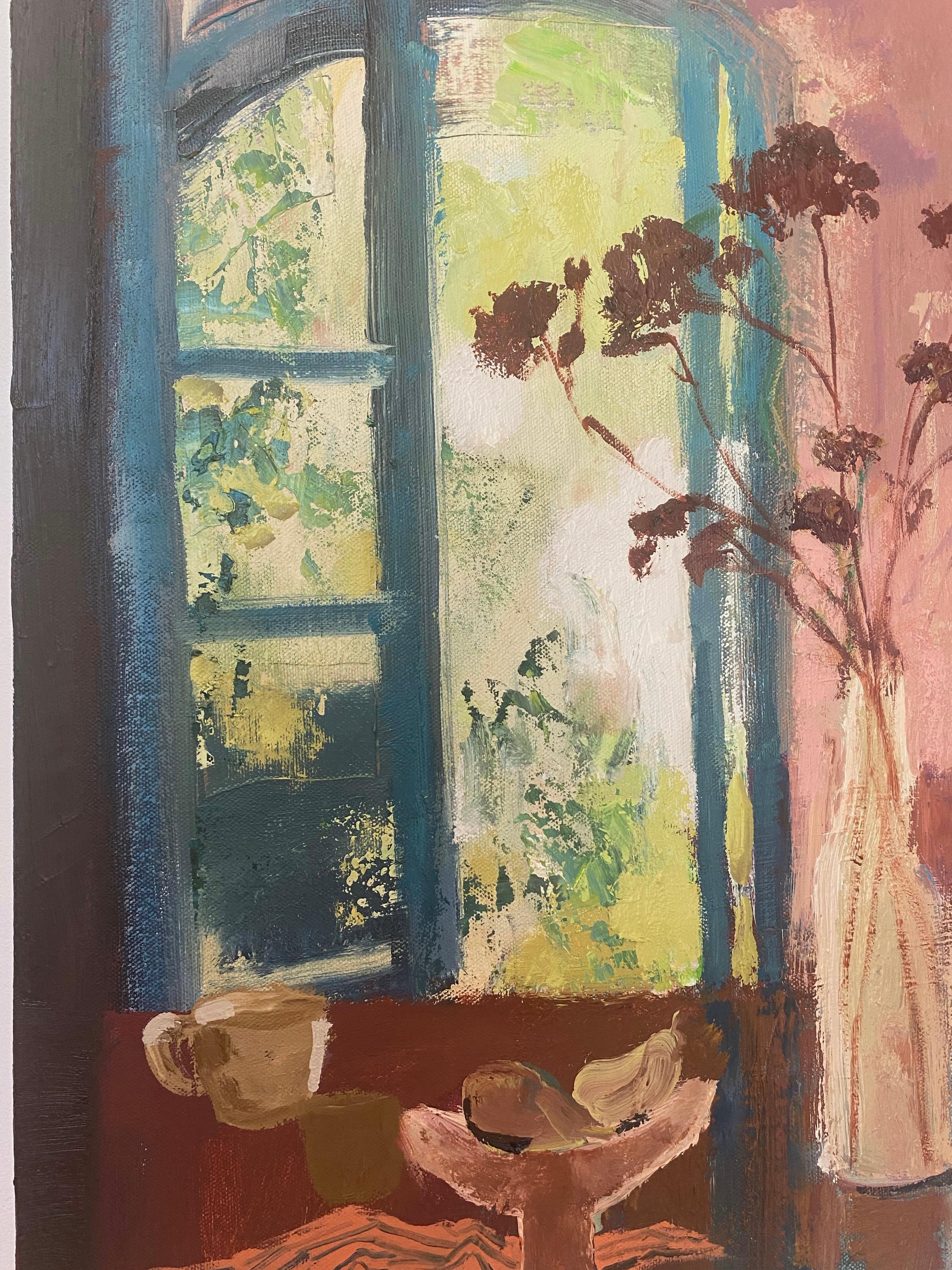 Una escena interior luminosa y acogedora con dos tazas de té junto a un frutero y un arreglo de flores rojo oscuro sobre una mesa frente a una ventana abierta, que ofrece una vista de la verde botánica y sugiere el aire fresco del exterior. Firmado,