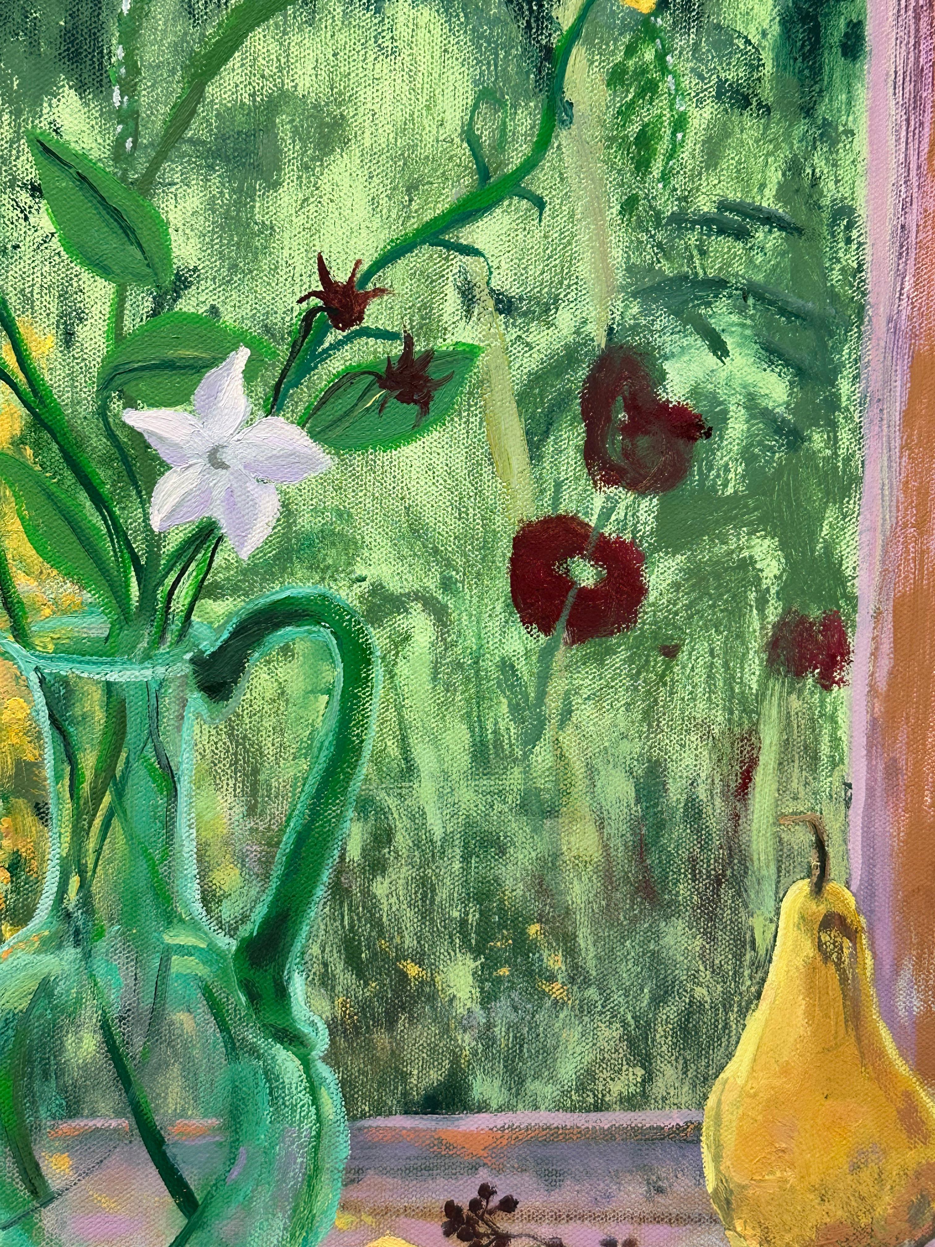 Dans cette peinture à l'huile contemporaine sur toile, une scène d'intérieur lumineuse et accueillante est agrémentée d'une nature morte avec des arrangements de fleurs dans un vase et un pichet en verre, une poire et un citron. La fenêtre à