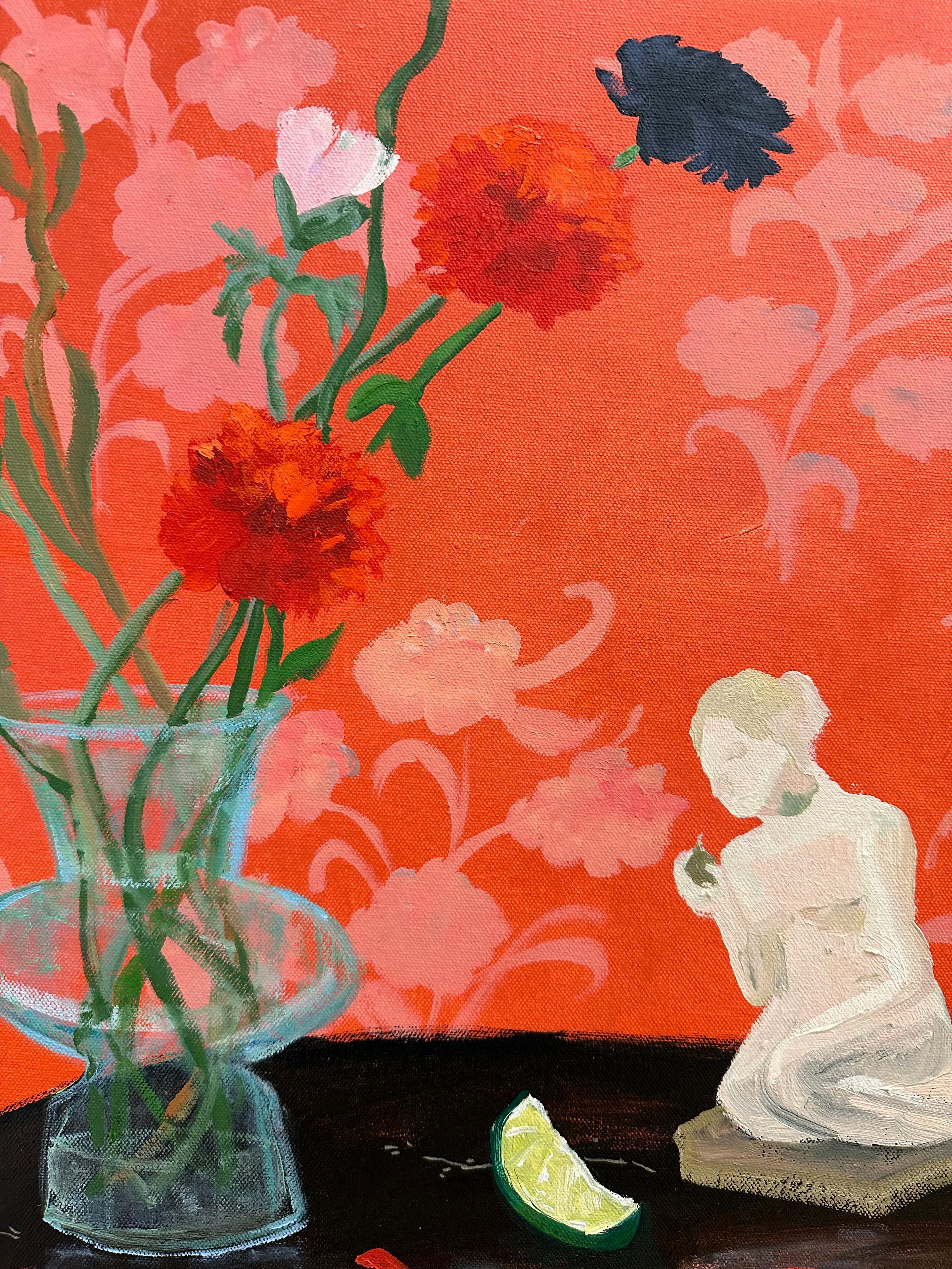 Une scène d'intérieur lumineuse et accueillante avec une nature morte de fleurs dans un vase en verre à côté d'une figurine de femme nue et d'une tranche de citron vert. La table est magnifiquement complétée par le papier peint à motifs floraux