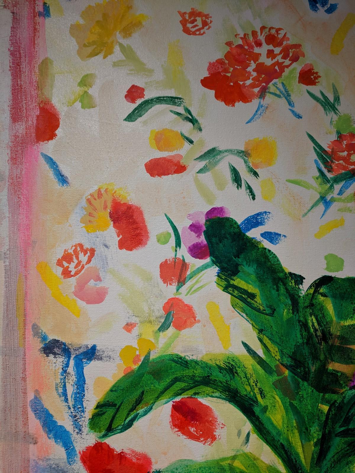 Pintura contemporánea al óleo sobre lienzo de una escena interior luminosa y acogedora. Un bodegón de tres plantas en maceta con exuberantes hojas verdes junto a dos pájaros blancos y un cuenco de higos sobre un mantel estampado en rojo y blanco se