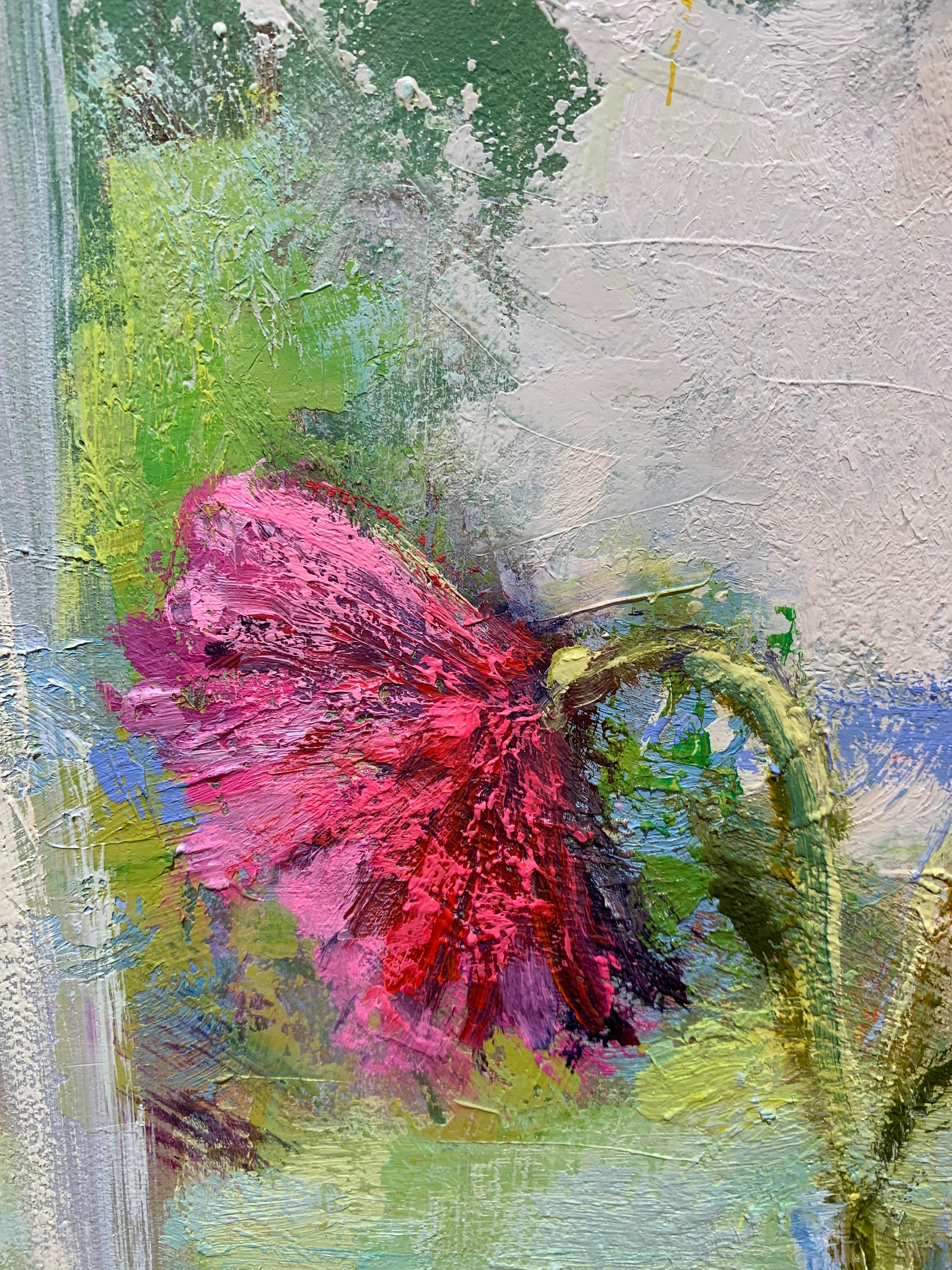 Melanie Parke infonde le sue nature morte impressioniste con un pizzico di modernismo, riducendo il soggetto a un insieme di colori ed energie vibranti. Un gioco tra interni ed esterni, natura che si scatena e un singolo fiore tagliato in un vaso: