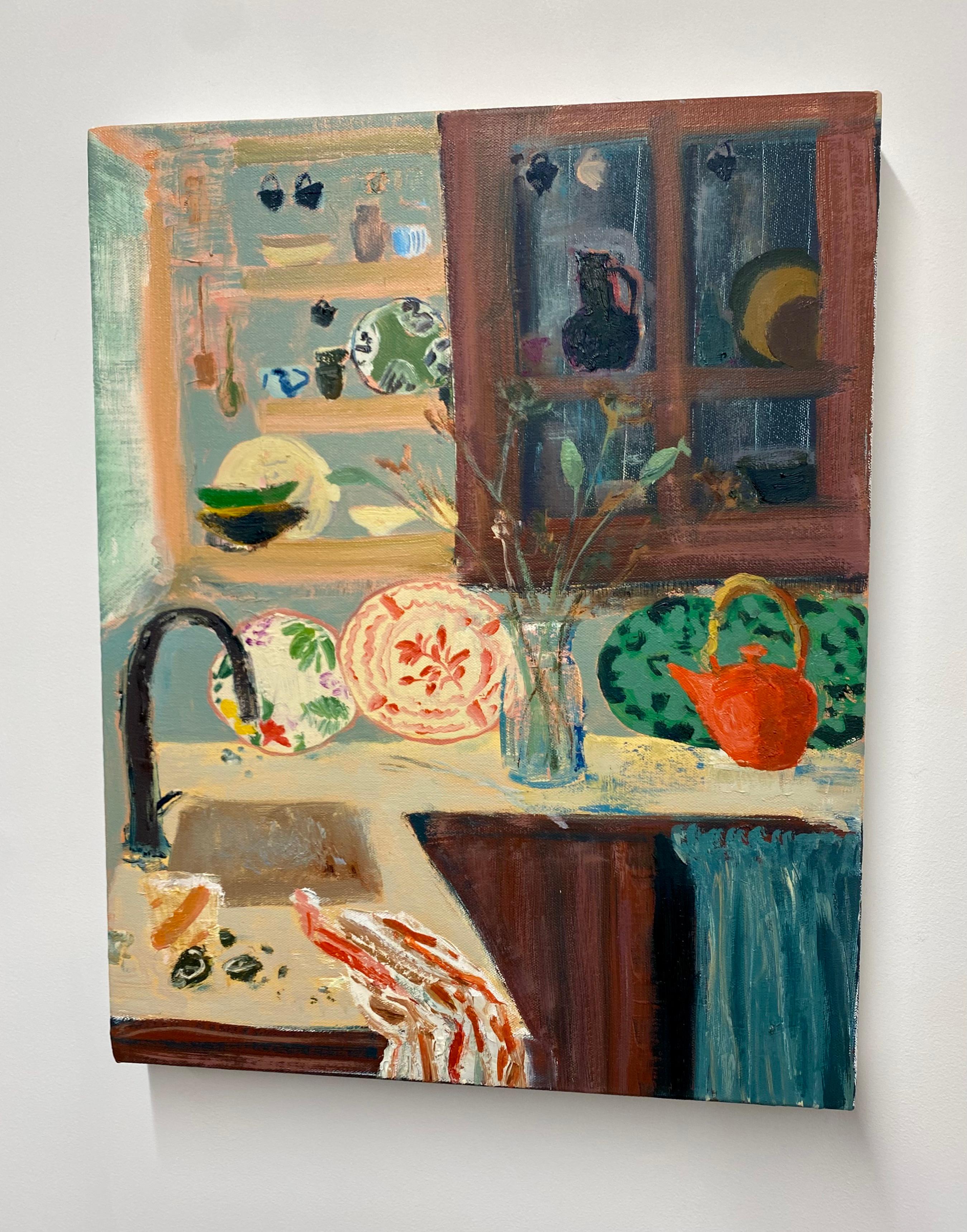 Nellie See, Küche, gemusterte Teller, rote Teekanne, Teebecher, Blumen, botanisch – Painting von Melanie Parke