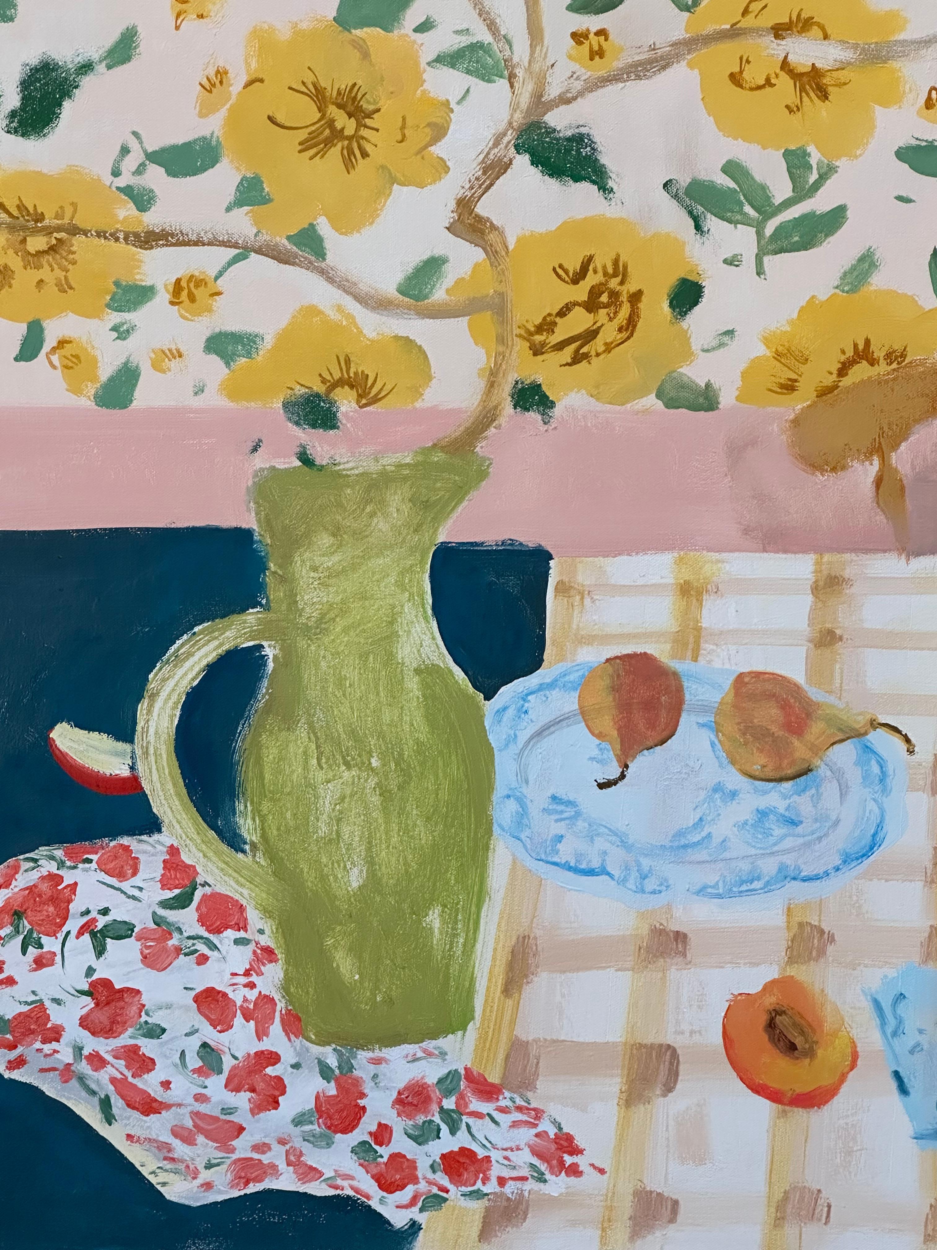 Dans cette peinture contemporaine à l'huile sur toile, une scène d'intérieur lumineuse et accueillante est mise en scène avec une nature morte composée de tulipes rouges à côté d'un pichet vert clair, de pêches et de poires sur une nappe à carreaux