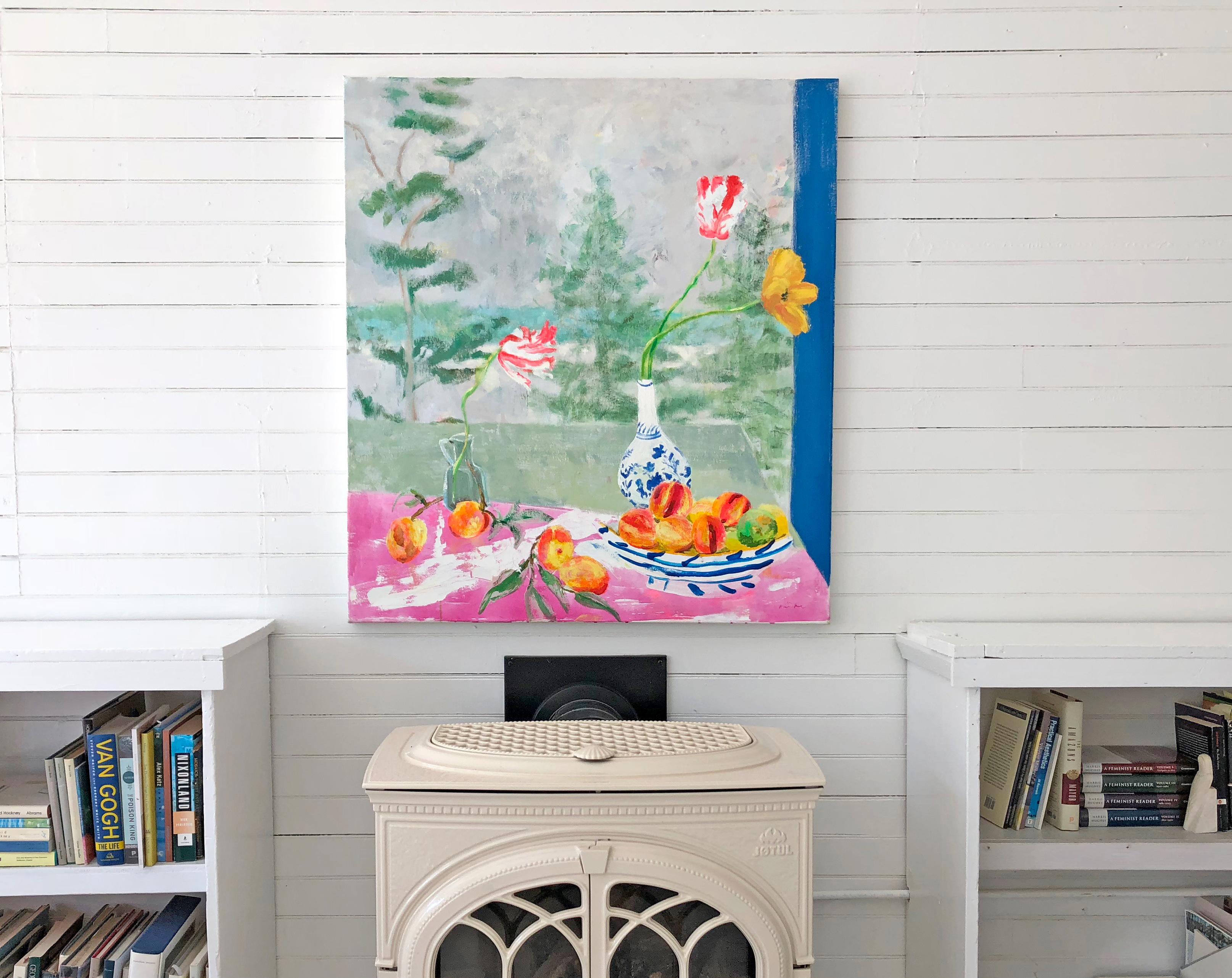 Pfirsich, grüne Kiefernholzbäume, rosa Tulpen, botanische, Obst- und Seelandschaft – Painting von Melanie Parke