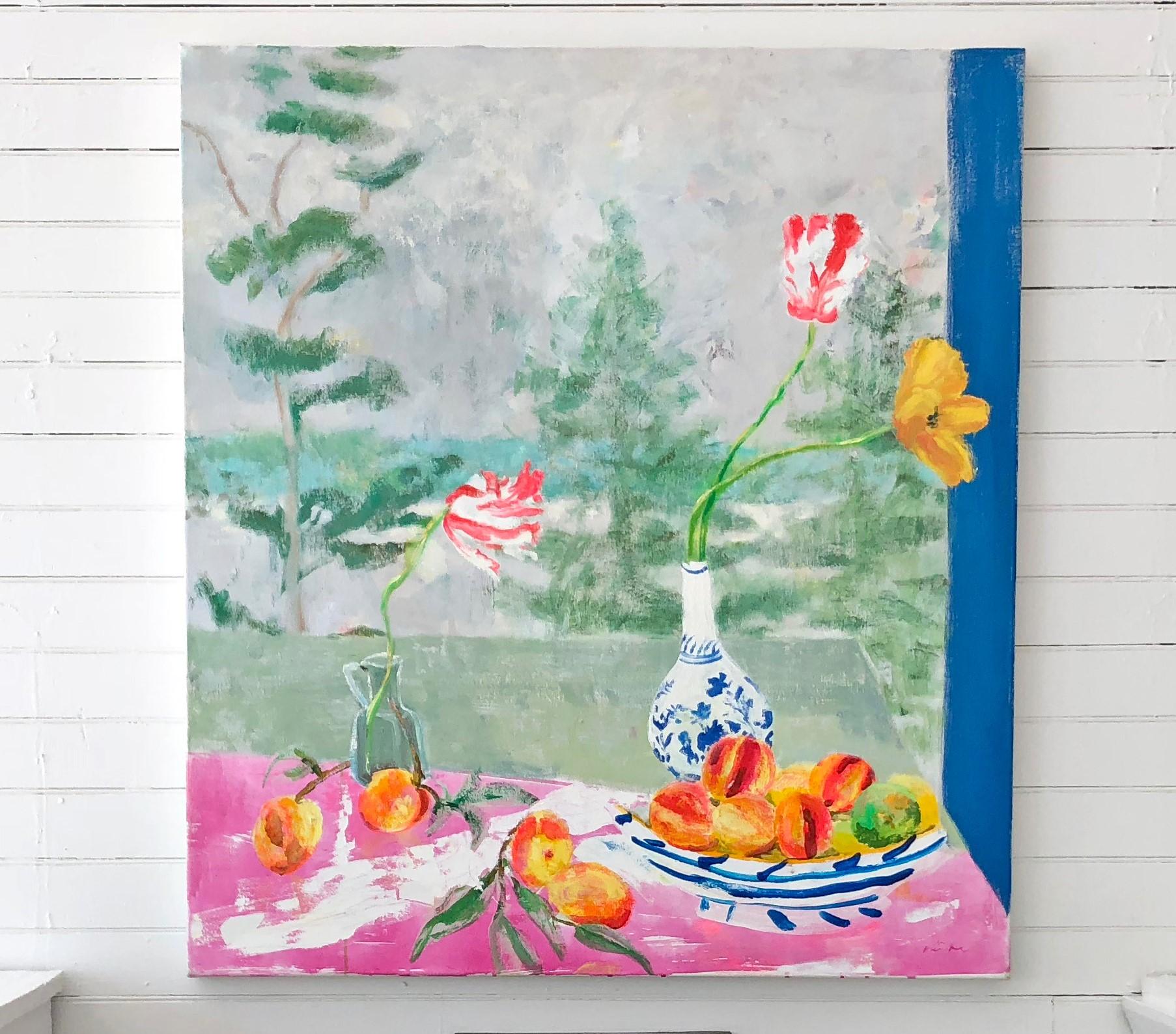 Pfirsich, grüne Kiefernholzbäume, rosa Tulpen, botanische, Obst- und Seelandschaft (Zeitgenössisch), Painting, von Melanie Parke