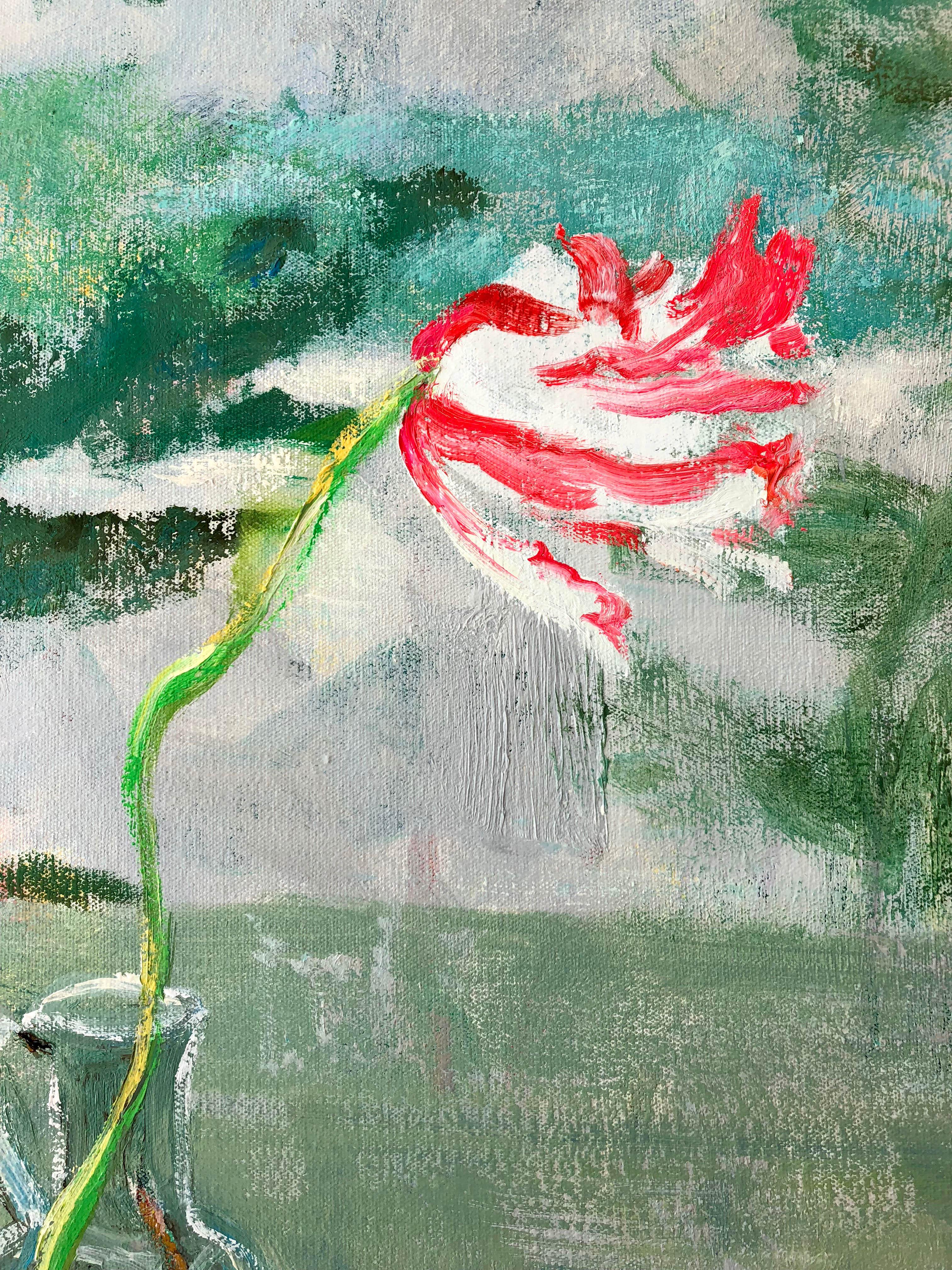 Dans cette peinture à l'huile contemporaine sur toile, un paysage de lac du Michigan avec des pins sert de toile de fond à une nature morte composée de fleurs roses, blanches et orange sur une table avec des pêches dans un bol à fruits peint en