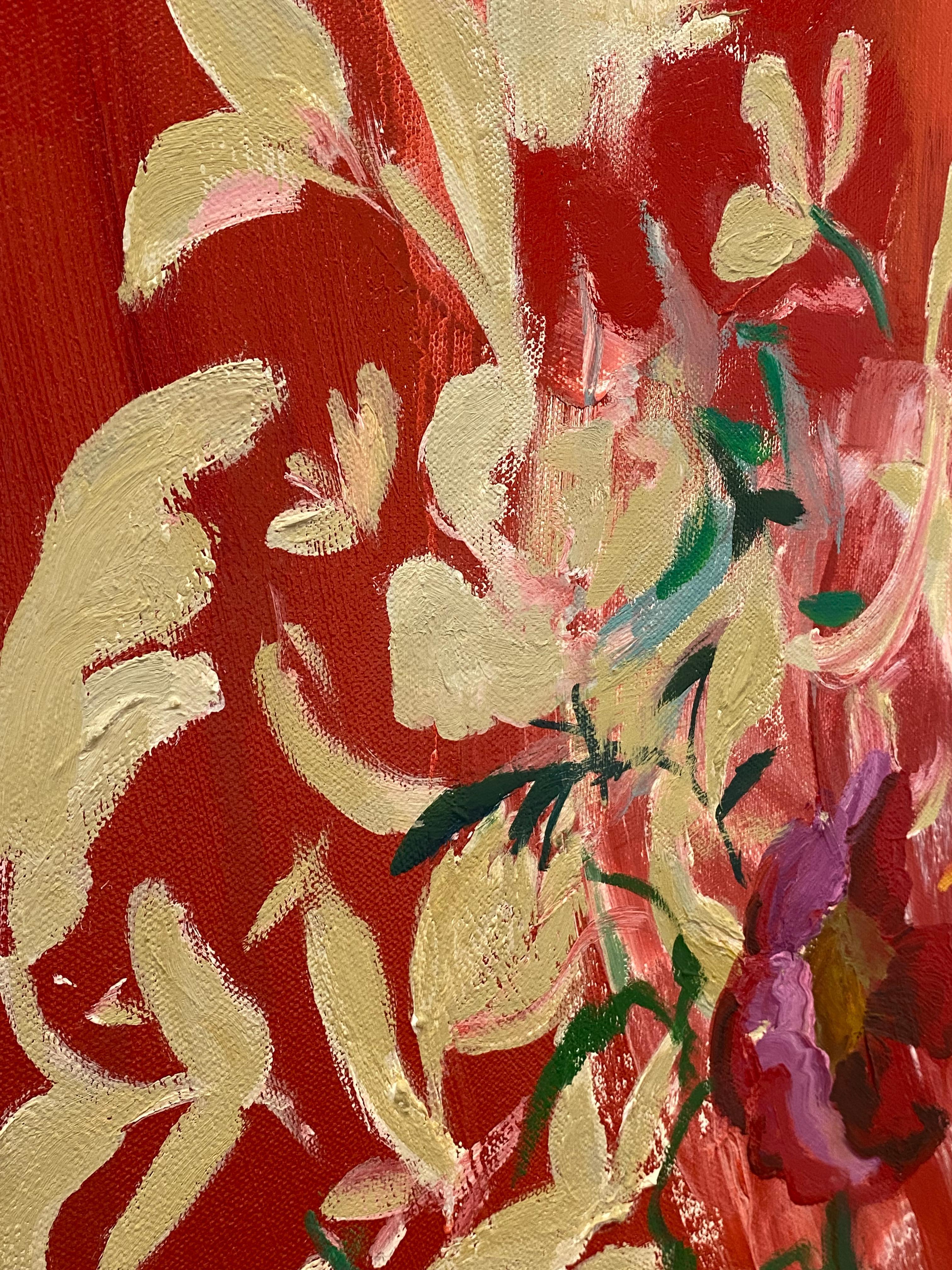 In questo dipinto contemporaneo a olio su tela, vivaci pennellate astratte in giallo brillante, bianco, viola e verde lussureggiante su un drammatico sfondo rosso arancio cremisi suggeriscono fiori, botanica e un uccello. Firmato, datato e titolato
