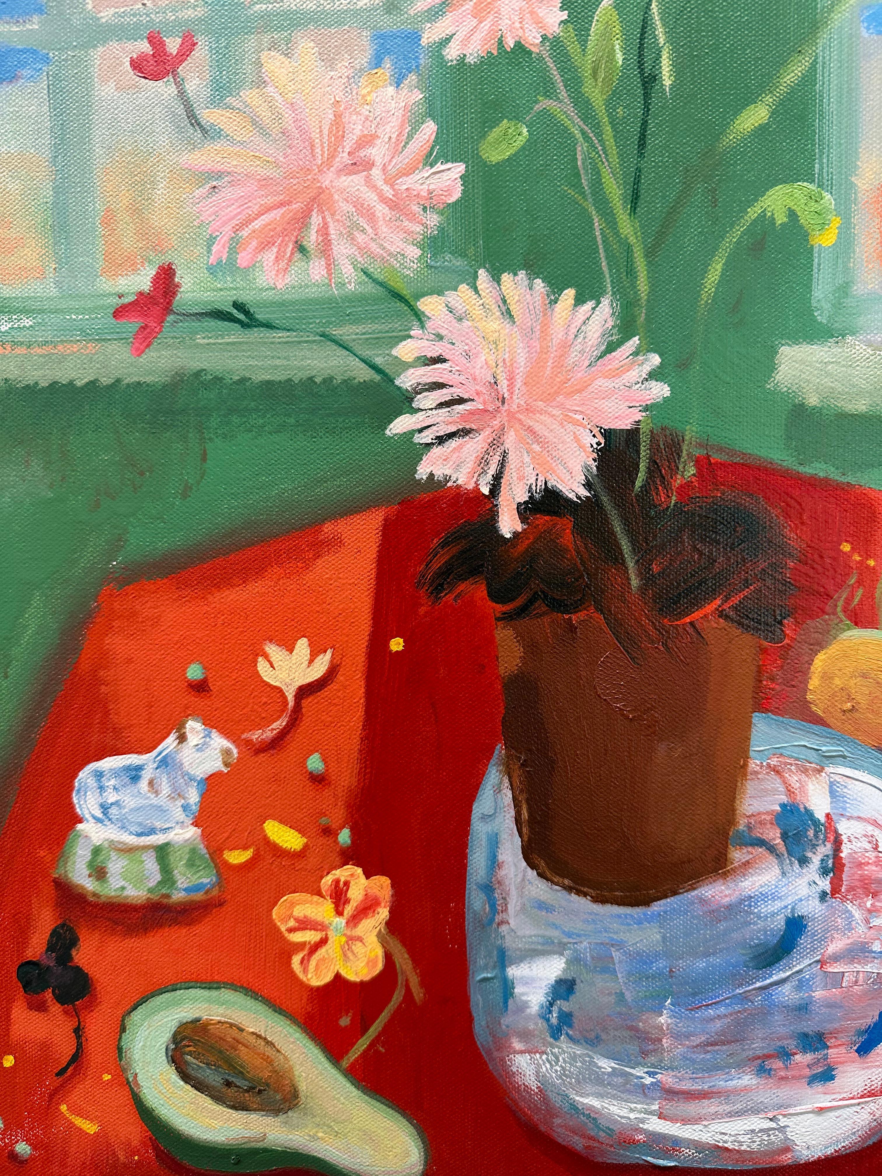 En este cuadro contemporáneo al óleo sobre lienzo, una alegre escena de interior es luminosa y acogedora con un bodegón de amapolas rojas, flores rojas y dalias rosa pálido en una maceta de terracota junto a frutas, una pera verde, un mango y un