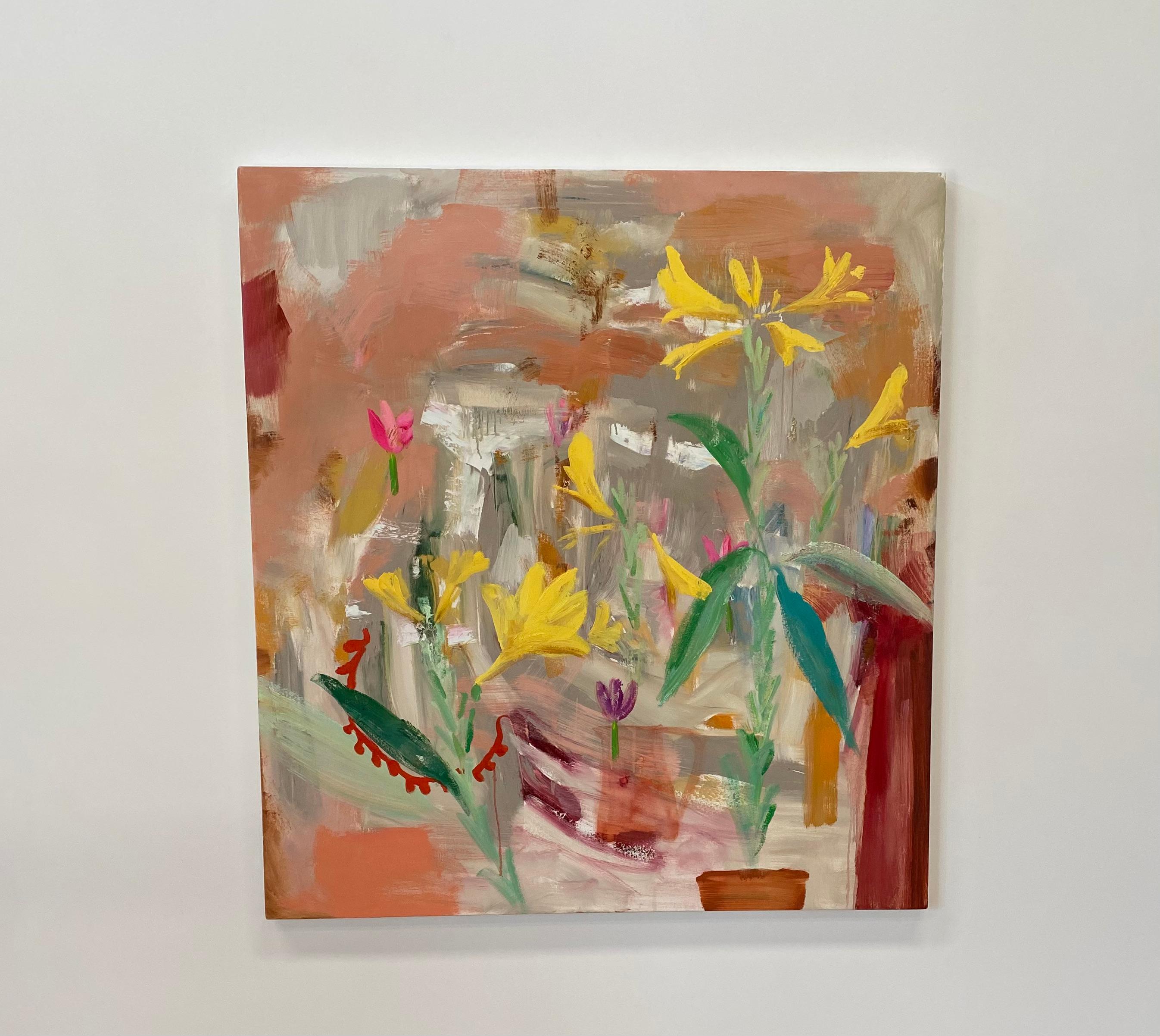 Prima Porta, fleurs de lys jaunes, verts, rouges, botanique abstraite, pêche, saumon - Painting de Melanie Parke