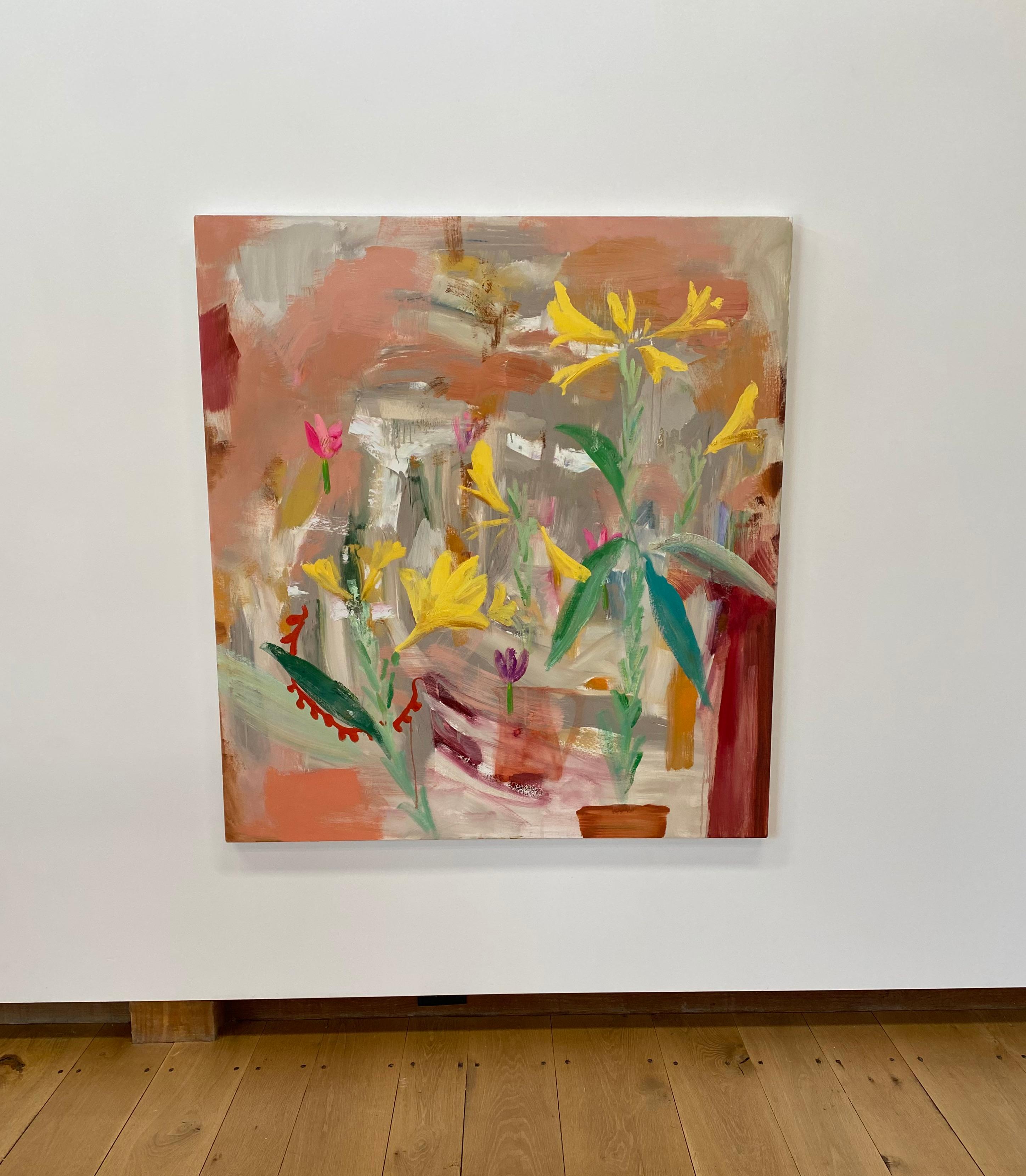 Prima Porta, fleurs de lys jaunes, verts, rouges, botanique abstraite, pêche, saumon - Contemporain Painting par Melanie Parke