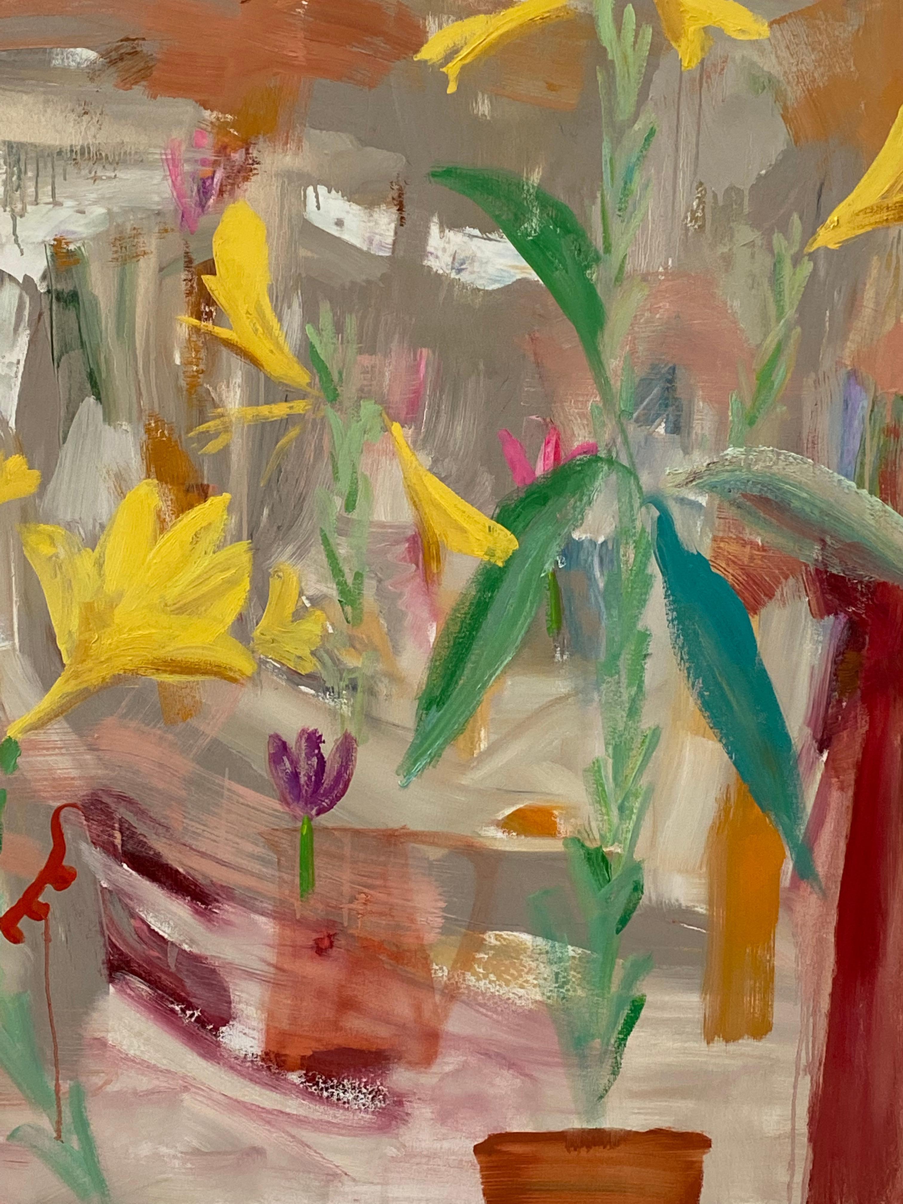In questo dipinto contemporaneo a olio su tela, vivaci pennellate astratte in rosa acceso, giallo, viola e verde intenso su uno sfondo color pesca, rosa, rosso, bordeaux, bianco e grigio suggeriscono fiori e botanica. Firmato, datato e titolato sul