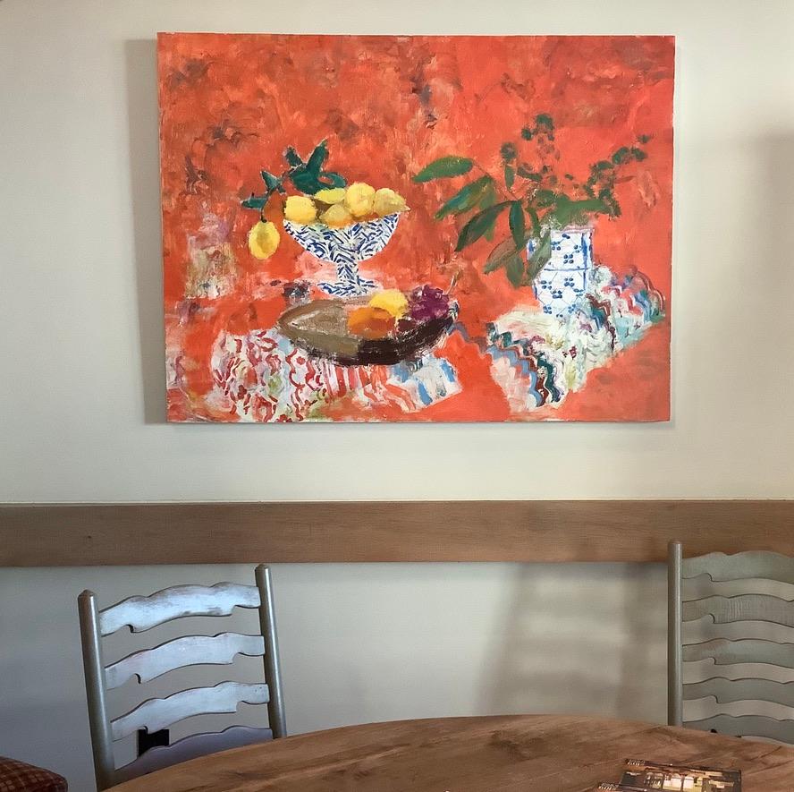 Fiesta rossa, arancione brillante, natura morta rossa, uva, limoni, vaso blu e bianco - Painting di Melanie Parke