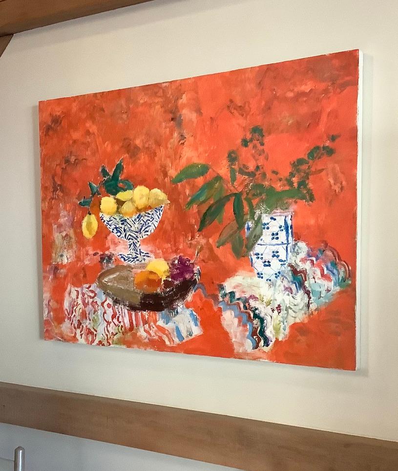 Rot Fiesta, Hell Orange, Rotes Stillleben, Trauben, Zitronen, Blaue und Weiße Vase (Zeitgenössisch), Painting, von Melanie Parke
