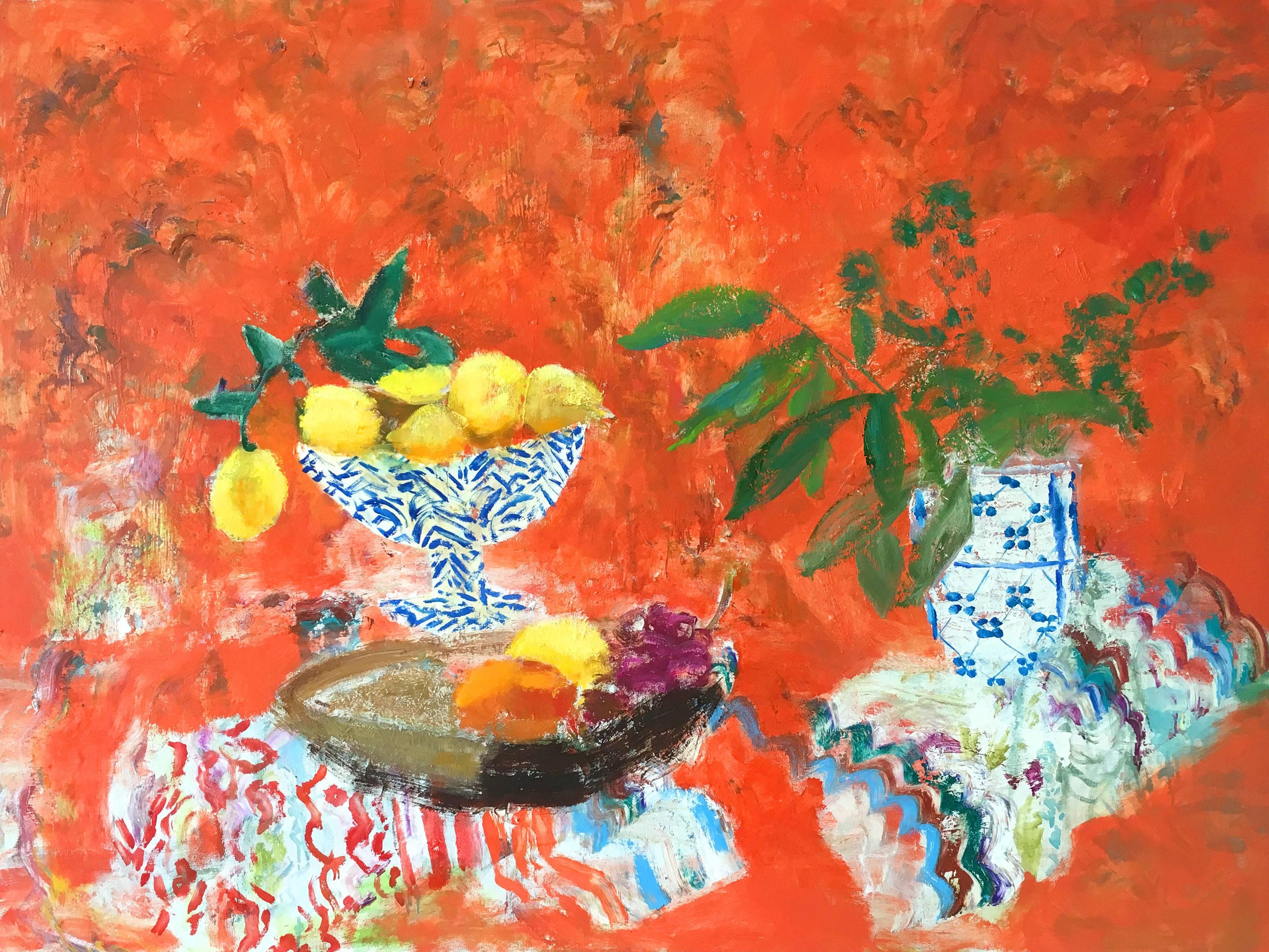 Melanie Parke Interior Painting – Rot Fiesta, Hell Orange, Rotes Stillleben, Trauben, Zitronen, Blaue und Weiße Vase