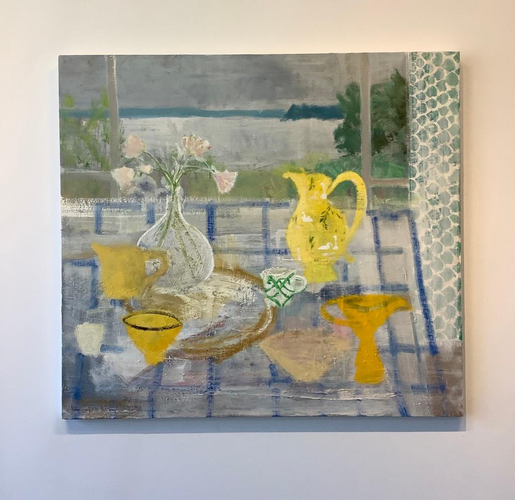 Vase Swan, Seelandschaft, pfirsichfarbene Blumen, kanariengelbes Teeservice, Pinienbäume – Painting von Melanie Parke