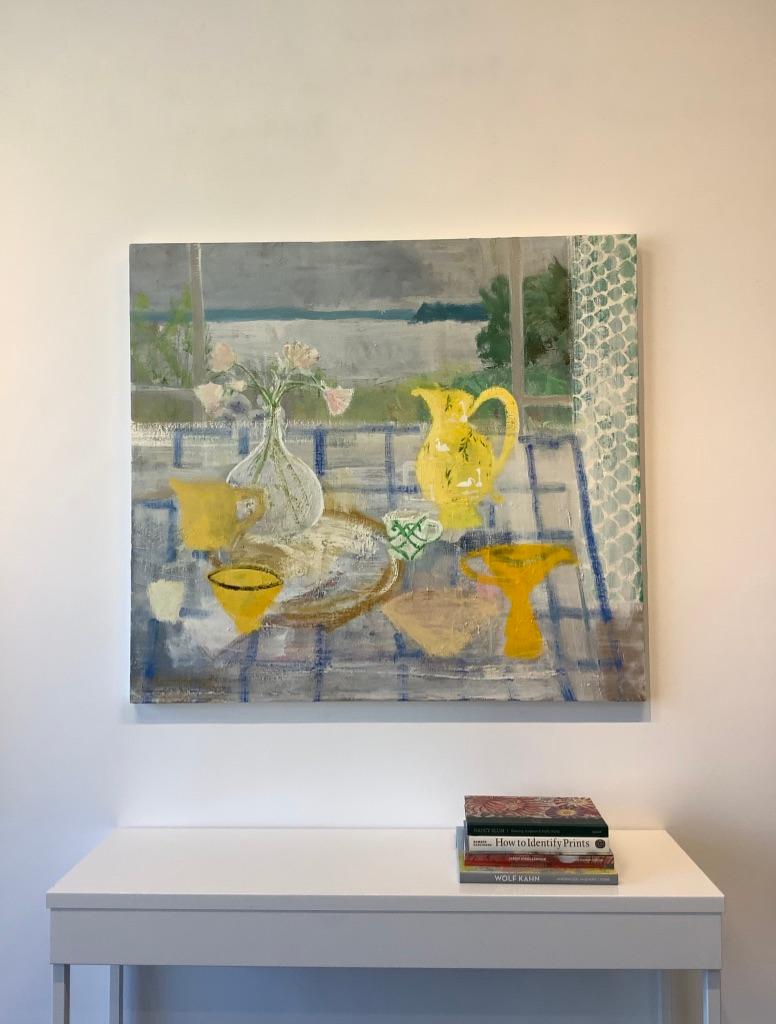 Vase Swan, Seelandschaft, pfirsichfarbene Blumen, kanariengelbes Teeservice, Pinienbäume (Zeitgenössisch), Painting, von Melanie Parke