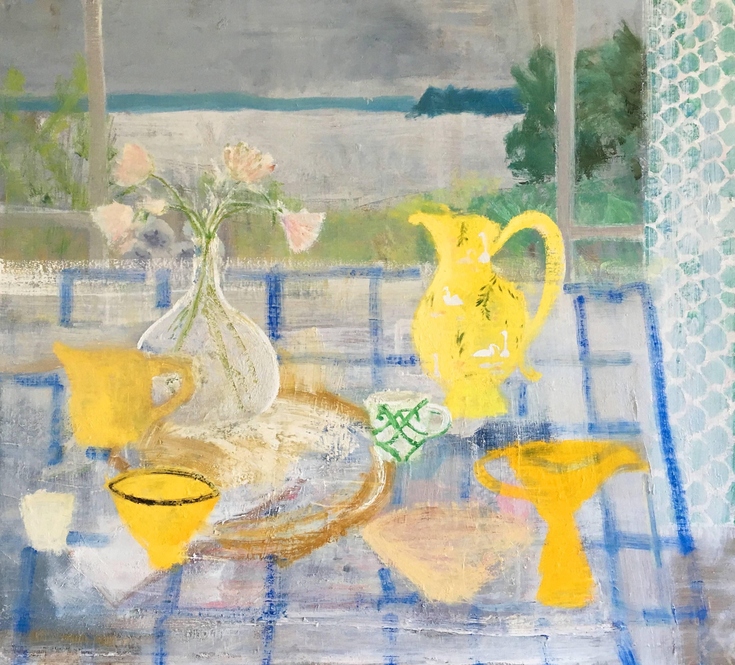 Still-Life Painting Melanie Parke - Vase en forme de cygne, paysage lacustre, fleurs rose pêche, service à thé jaune canari, pins