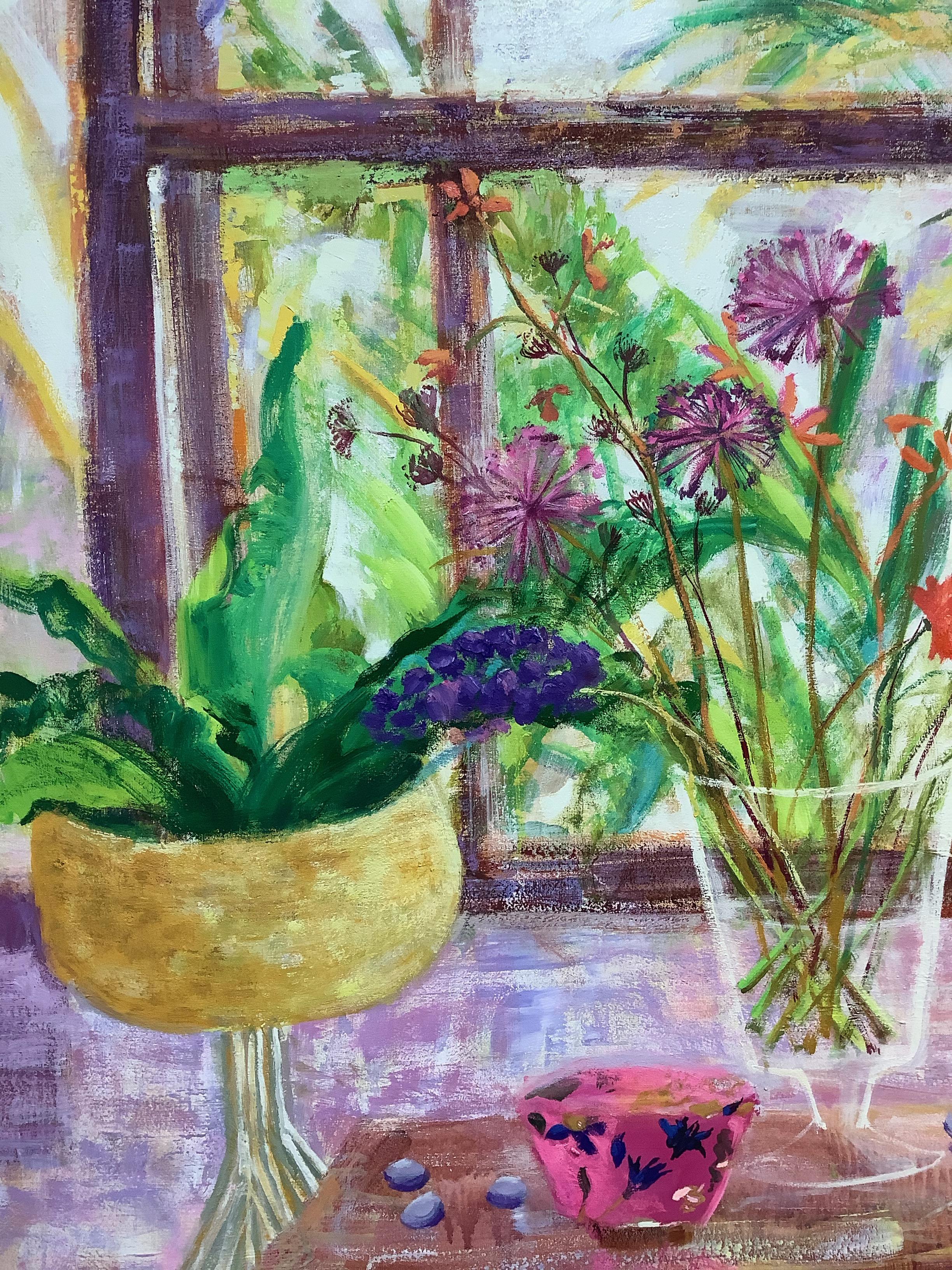 Dans cette peinture contemporaine à l'huile sur toile, une scène d'intérieur est lumineuse et accueillante avec une nature morte composée d'une plante verte feuillue dans un pot jaune, de fleurs violettes, rouges et orange dans un vase en verre et