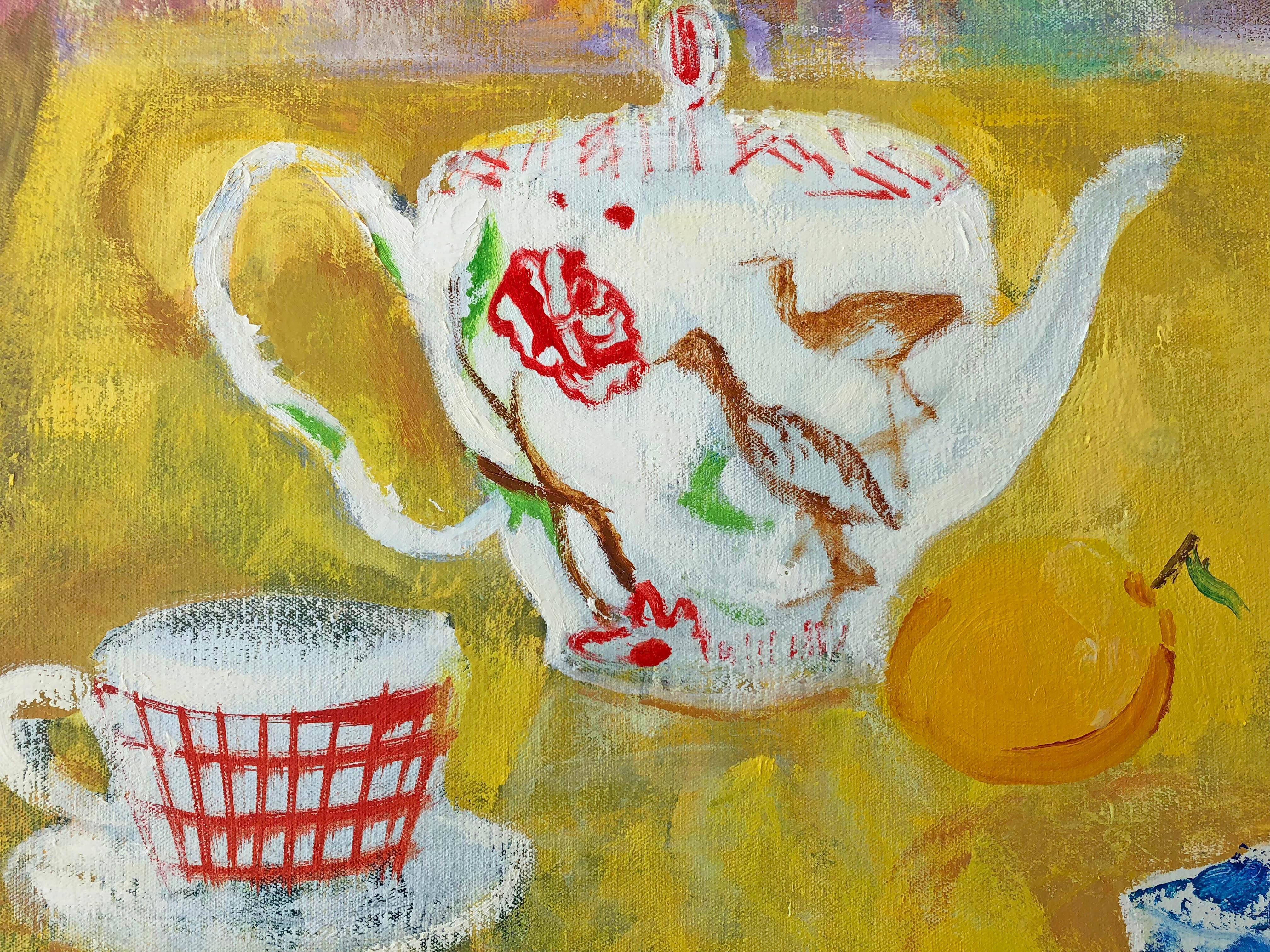 Une scène d'extérieur joyeuse avec une nature morte de fleurs de glaïeul rose vif dans un vase en verre transparent à côté d'un plus petit bouquet orange sur une nappe jaune vif. Un ensemble de tasses à thé peintes, une théière et des fruits