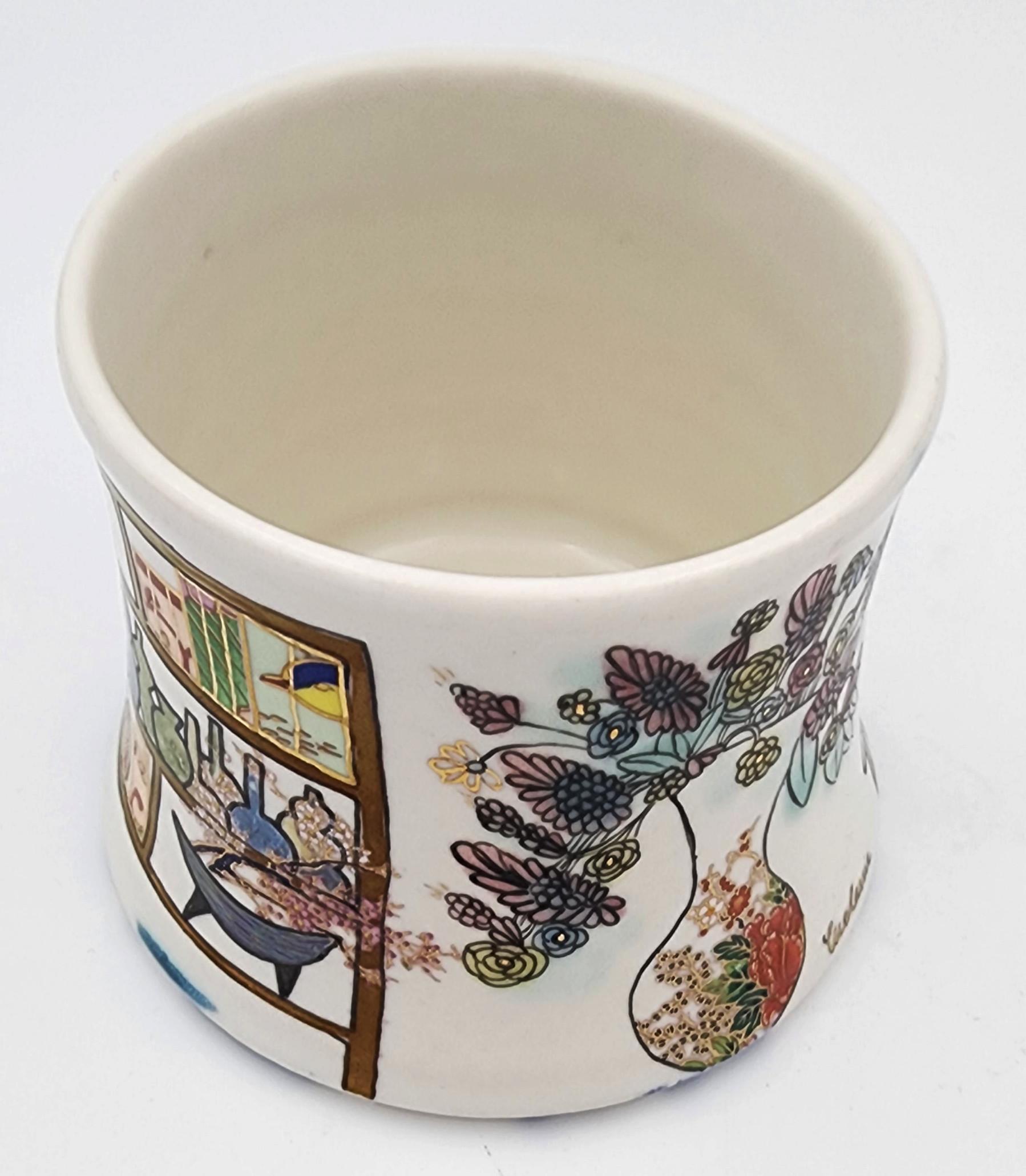 Tasse avec intérieur III (peint à la main, lustre en or, vase, fleurs, bibliothèque) en vente 1