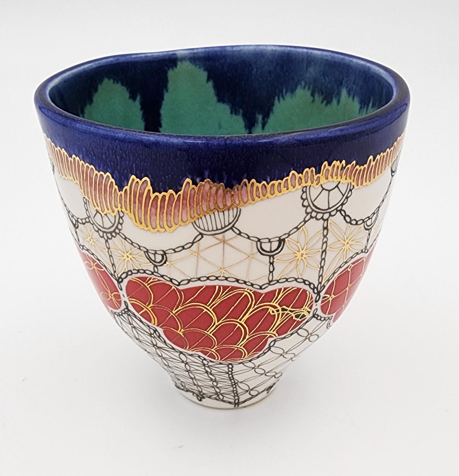 Melanie Sherman
Cup with Patterns I (Hand-Painted, Gold Luster)
Porcelain, Glaze, Porcelain Paint, Hand-made Vintage Decals, Gold Luster, Platinum Luster
Year: 2022
Size: 4x3.5x3.5in
Signed by hand
COA provided
Ref.: 24802-1737

Tags: Flowers,