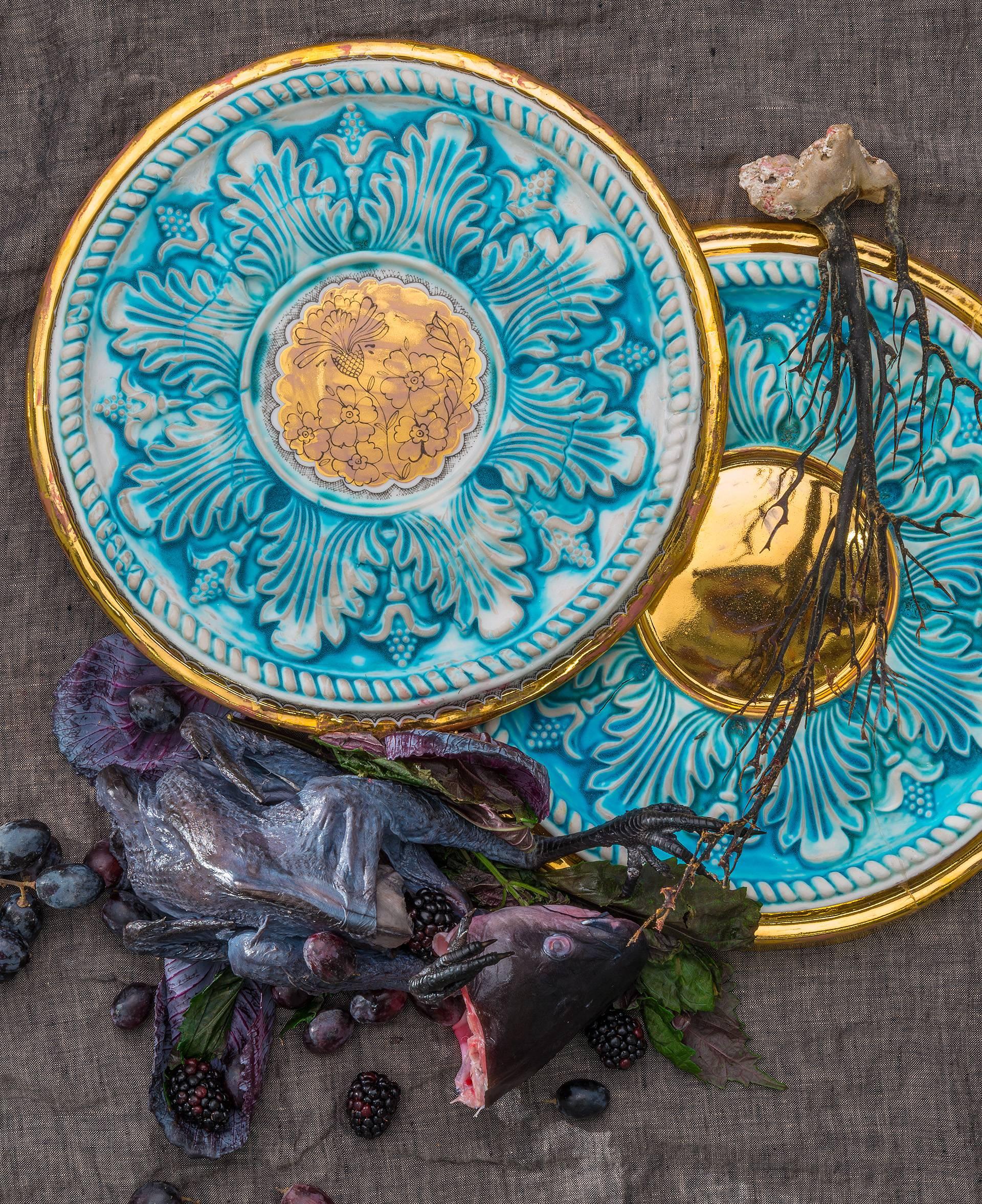 Figurative Photograph de Melanie Sherman - Memento Mori - Platos con Coral, Seda, Bayas, Uvas, Repollo
