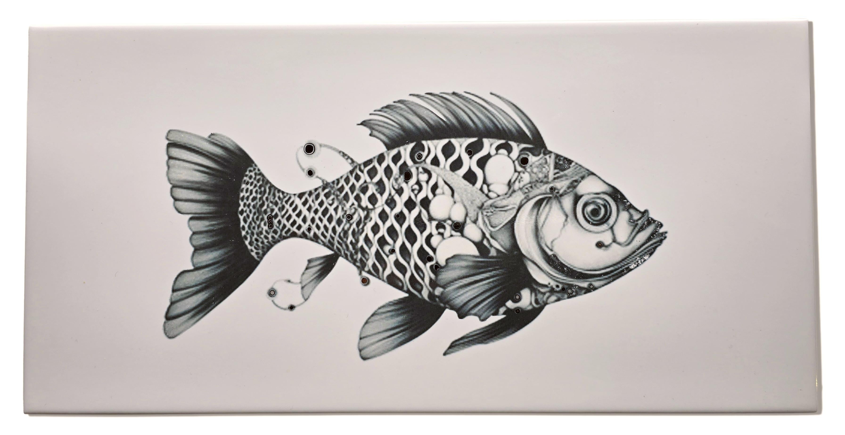 Tile fait sur commande, peint à la main, lustre en or, lustre en platine, images vintage - Sculpture de Melanie Sherman