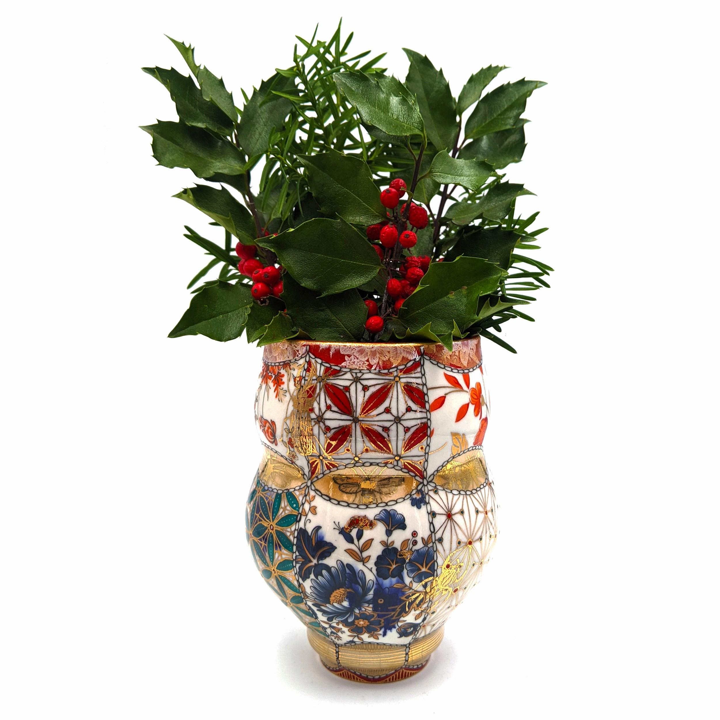 Kleine Vase mit Koi (MADE TO ORDER) (Handbemalt, handgefertigt, Porzellan) – Sculpture von Melanie Sherman