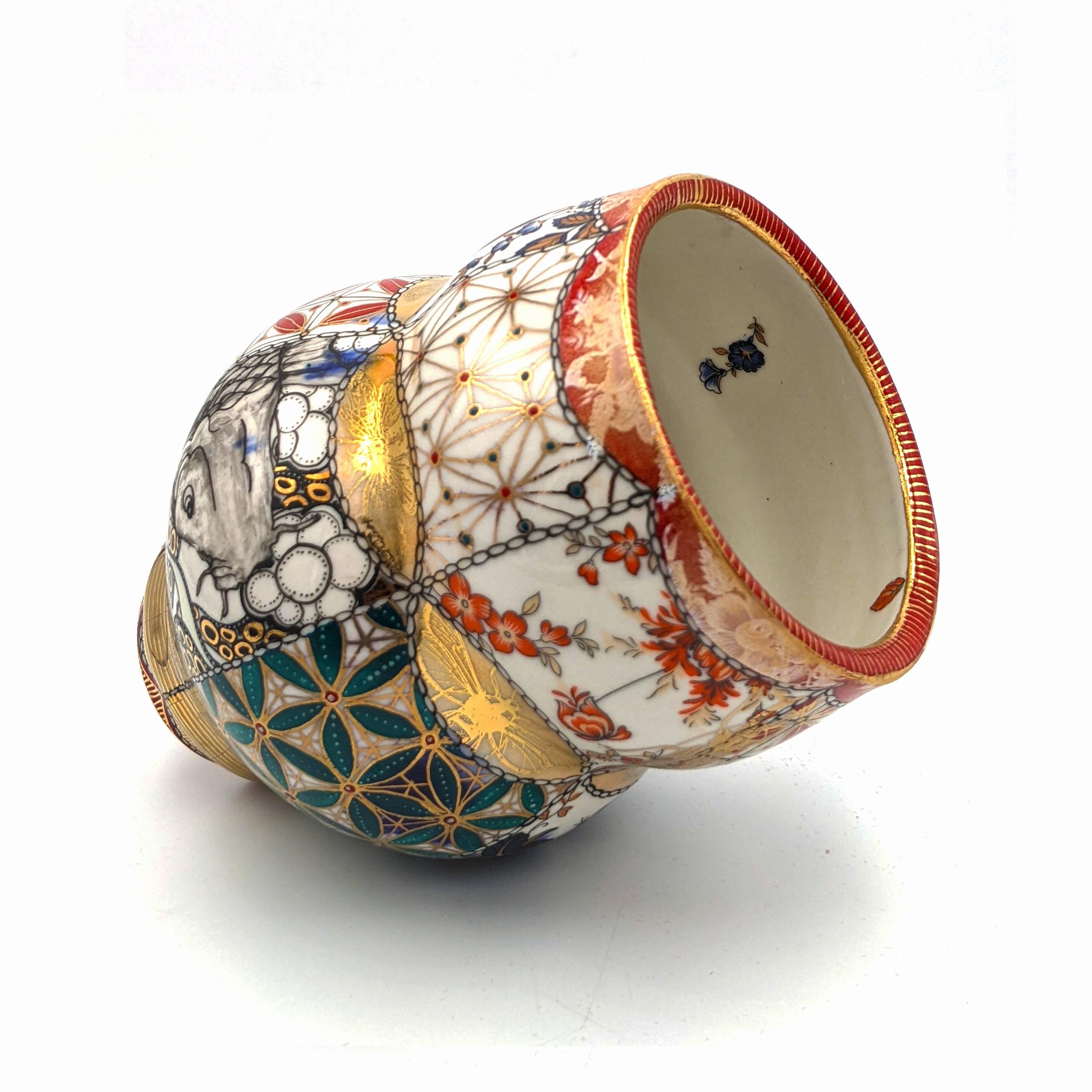 Kleine Vase mit Koi (MADE TO ORDER) (Handbemalt, handgefertigt, Porzellan) (Rokoko), Sculpture, von Melanie Sherman
