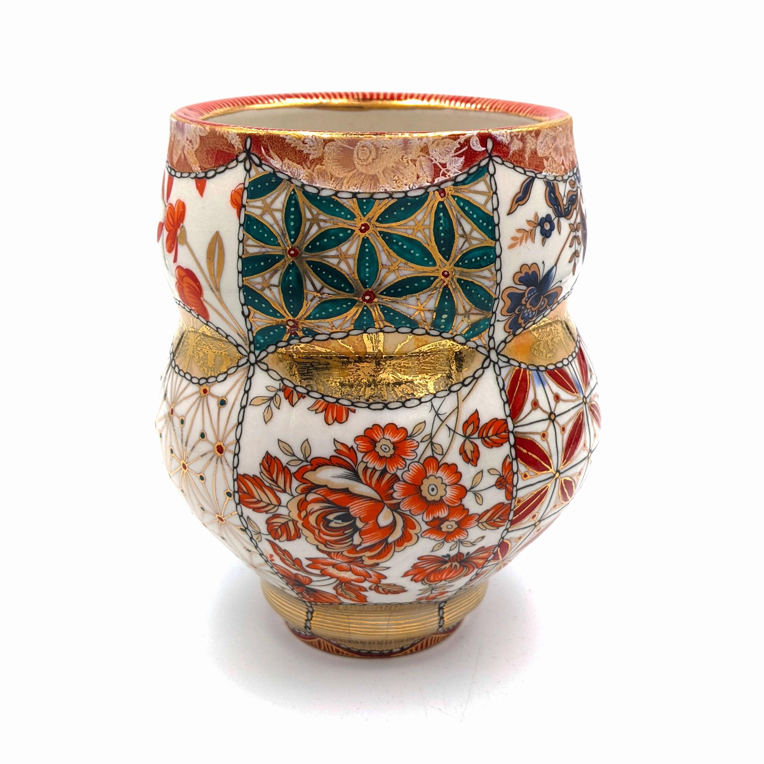 Kleine Vase mit Koi (MADE TO ORDER) (Handbemalt, handgefertigt, Porzellan) (Braun), Figurative Sculpture, von Melanie Sherman