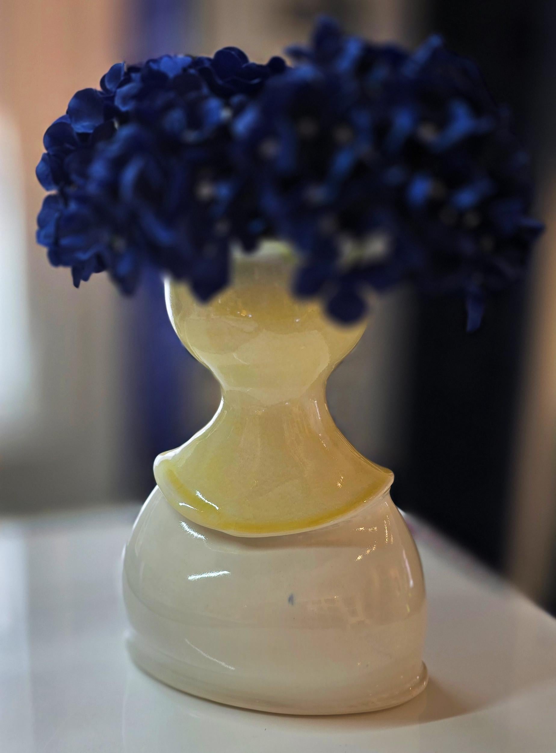 Vase fait à la main, pastel, tons chauds, lisse, courbé, ~47% OFF - ÉTAT LIMITÉ - Moderne Art par Melanie Sherman