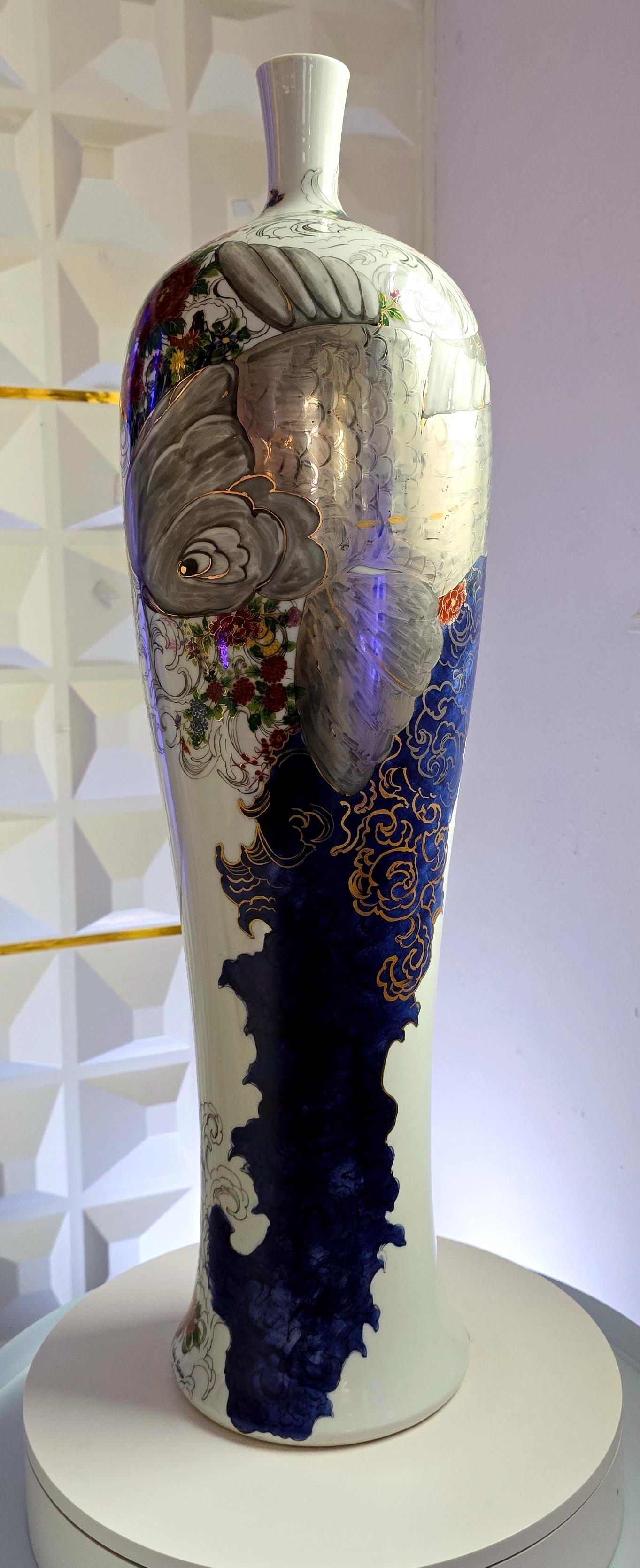 Vase avec vague Koi et bleue (peint à la main, lustre or, lustre platine, vintage) - Moderne Sculpture par Melanie Sherman