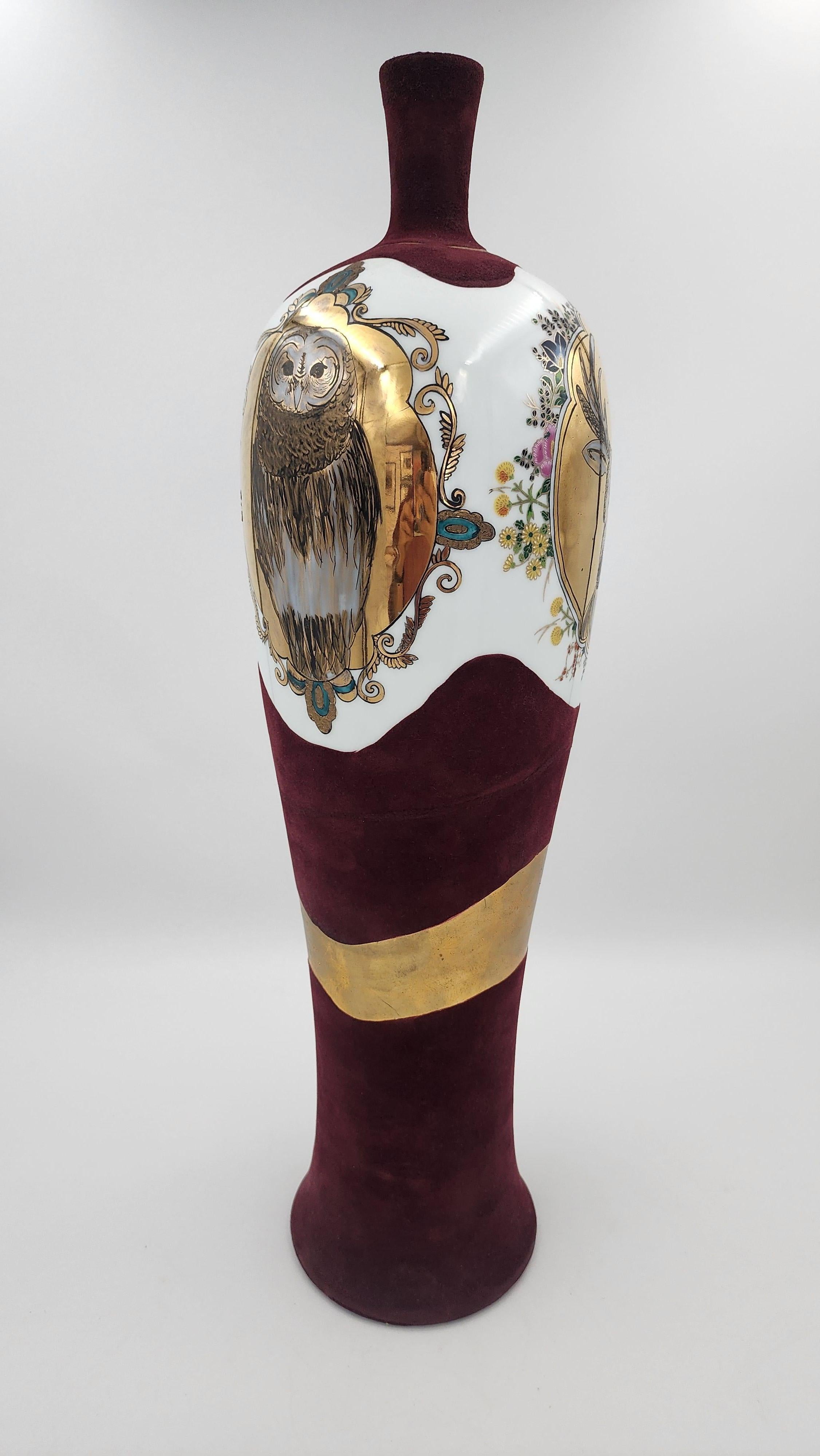 Vaso con gufo, Koi e cervo - Sculpture Contemporaneo di Melanie Sherman