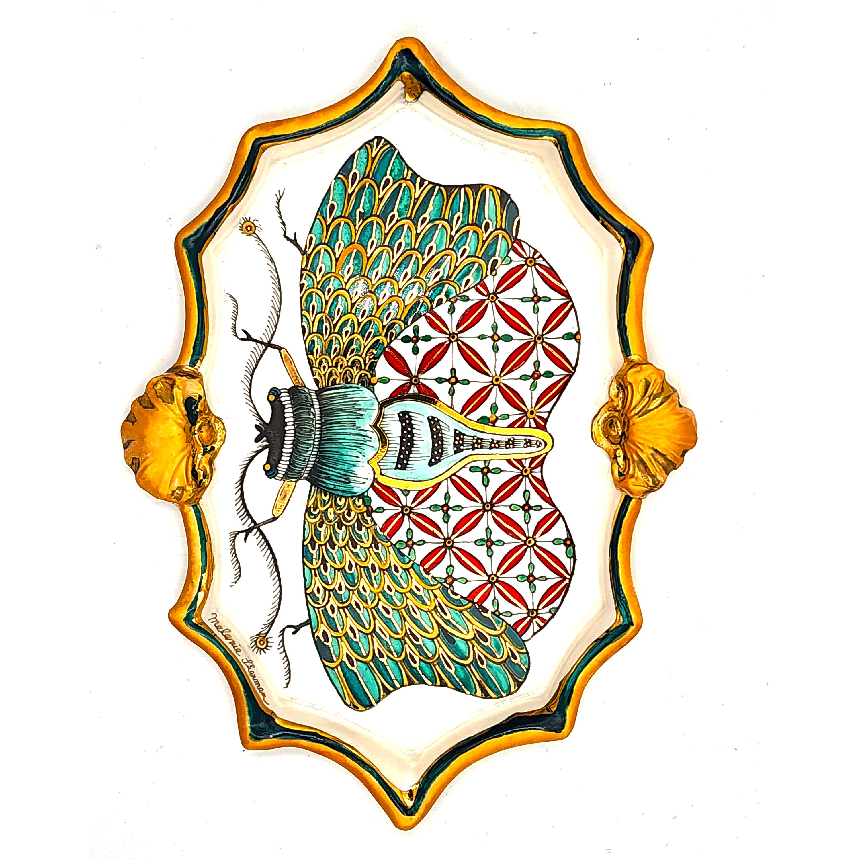 Melanie Sherman
Vintage Moth I (Wandstück/Schale (handbemalt)
Porzellan, Glasur, Aufglasur, Chinafarben, 24k German Gold Luster, Messingdraht (zum Aufhängen, kann entfernt werden)
Jahr: 2023 (und folgende Jahre)
Größe: 4,25x6,25x0,5 Zoll
Von Hand