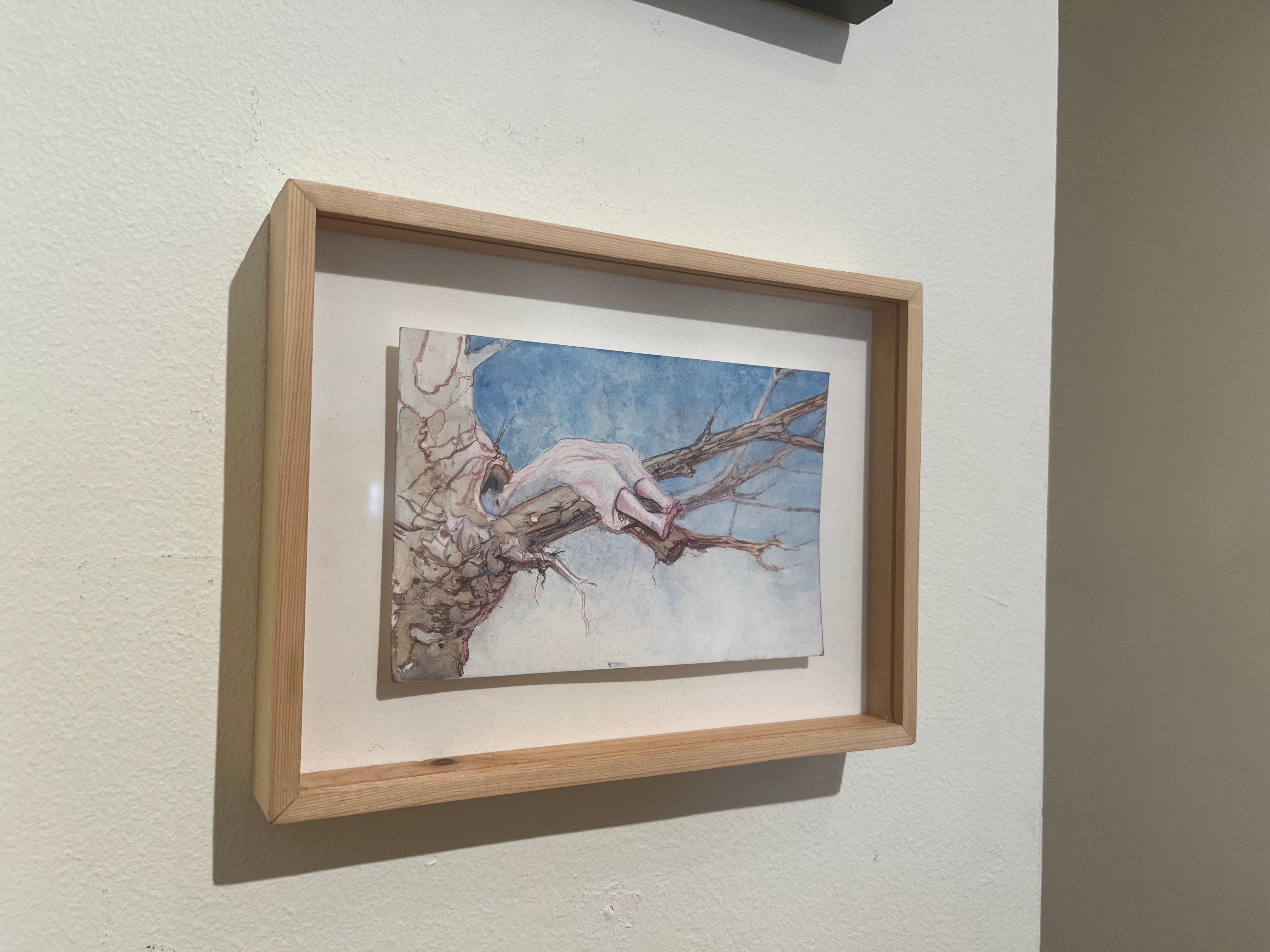 Schlafen im Baum eine surreale Aquarell-Landschaft mit einer weiblichen Figur auf einem Branch – Painting von Melanie Vote