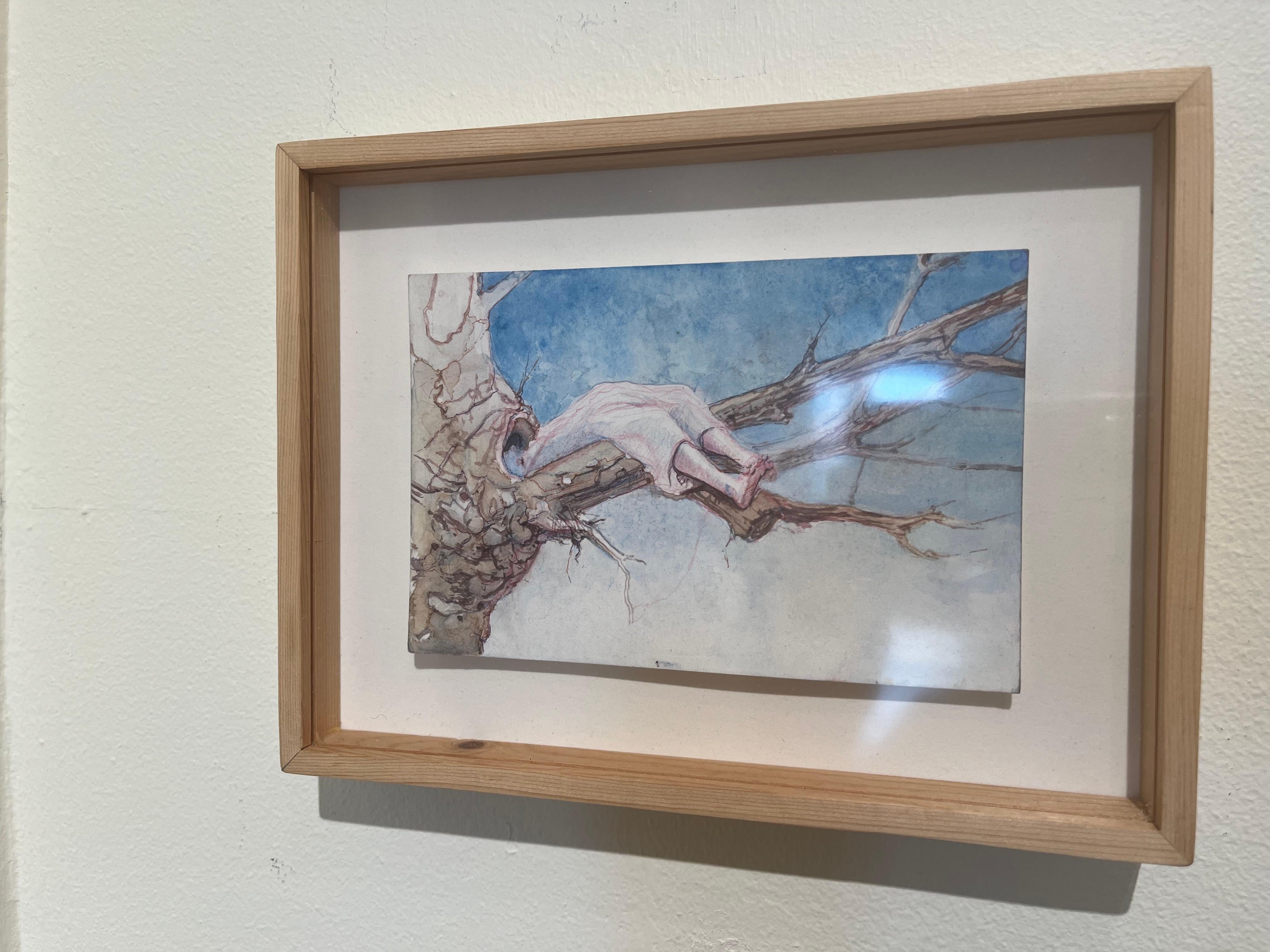 Schlafen im Baum eine surreale Aquarell-Landschaft mit einer weiblichen Figur auf einem Branch (Grau), Figurative Painting, von Melanie Vote