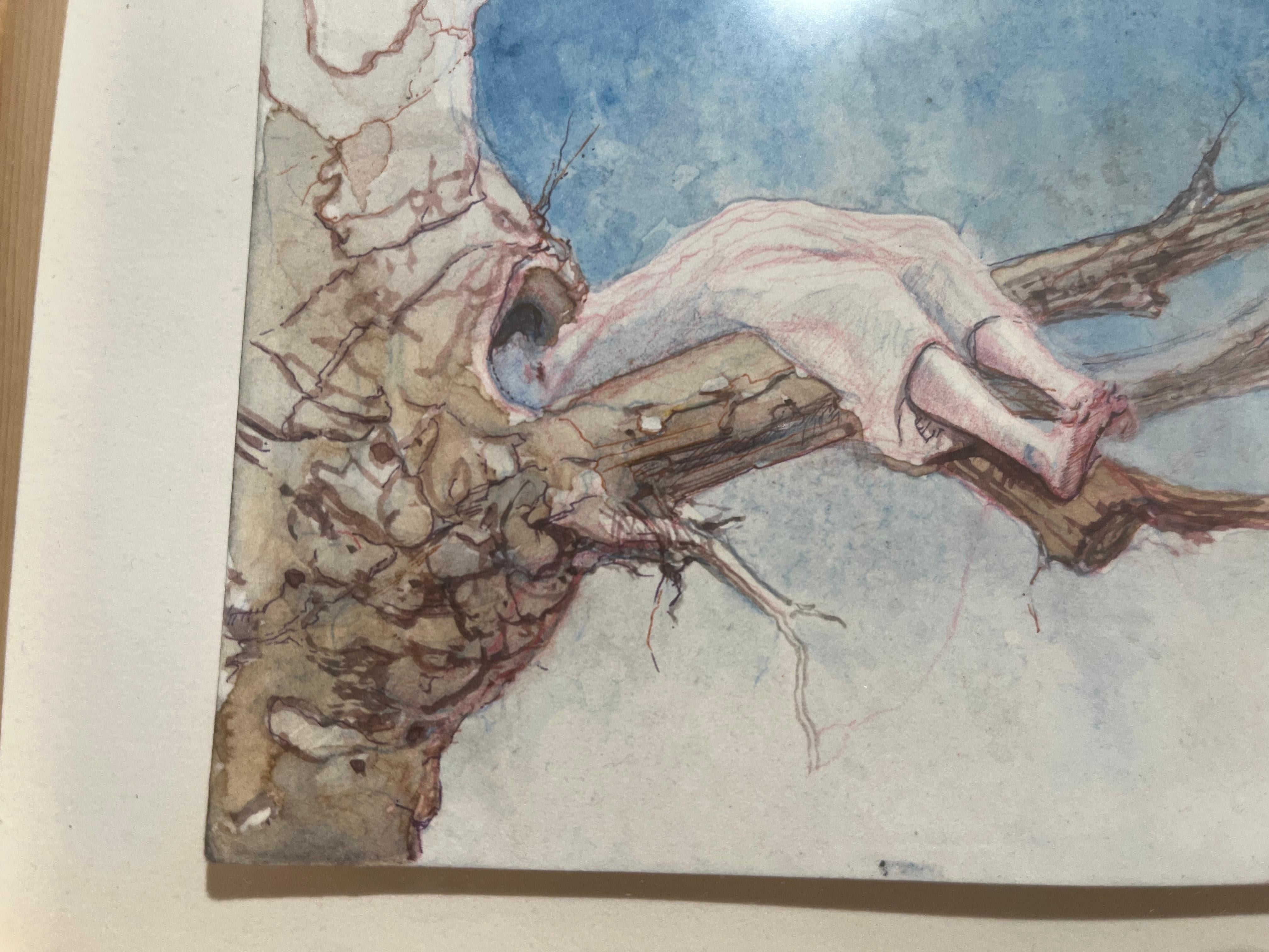 Das kleine Aquarell von Melanie Vote fängt einen skurrilen und surrealen Moment ein. Es zeigt eine geheimnisvolle Gestalt, die in ein durchsichtiges Nachthemd gehüllt auf einem Ast schläft. Ihr Kopf verschwindet im Baumstamm und verschmilzt mit der