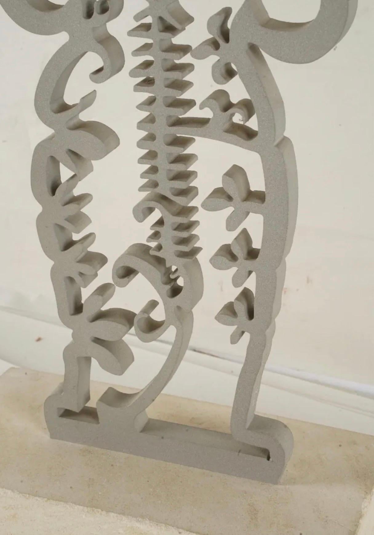 Abstrakte Metallskulptur Navajo Native American Indian Art Frau Pollenhalterin aus Metall im Angebot 1