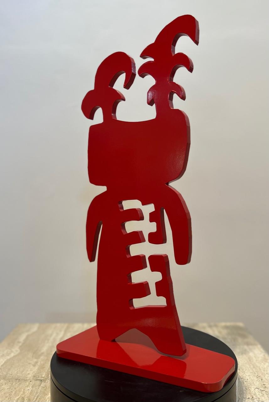 Großvater, von Melanie Yazzie, rot, Skulptur, klein, vertikal, Navajo im Angebot 3