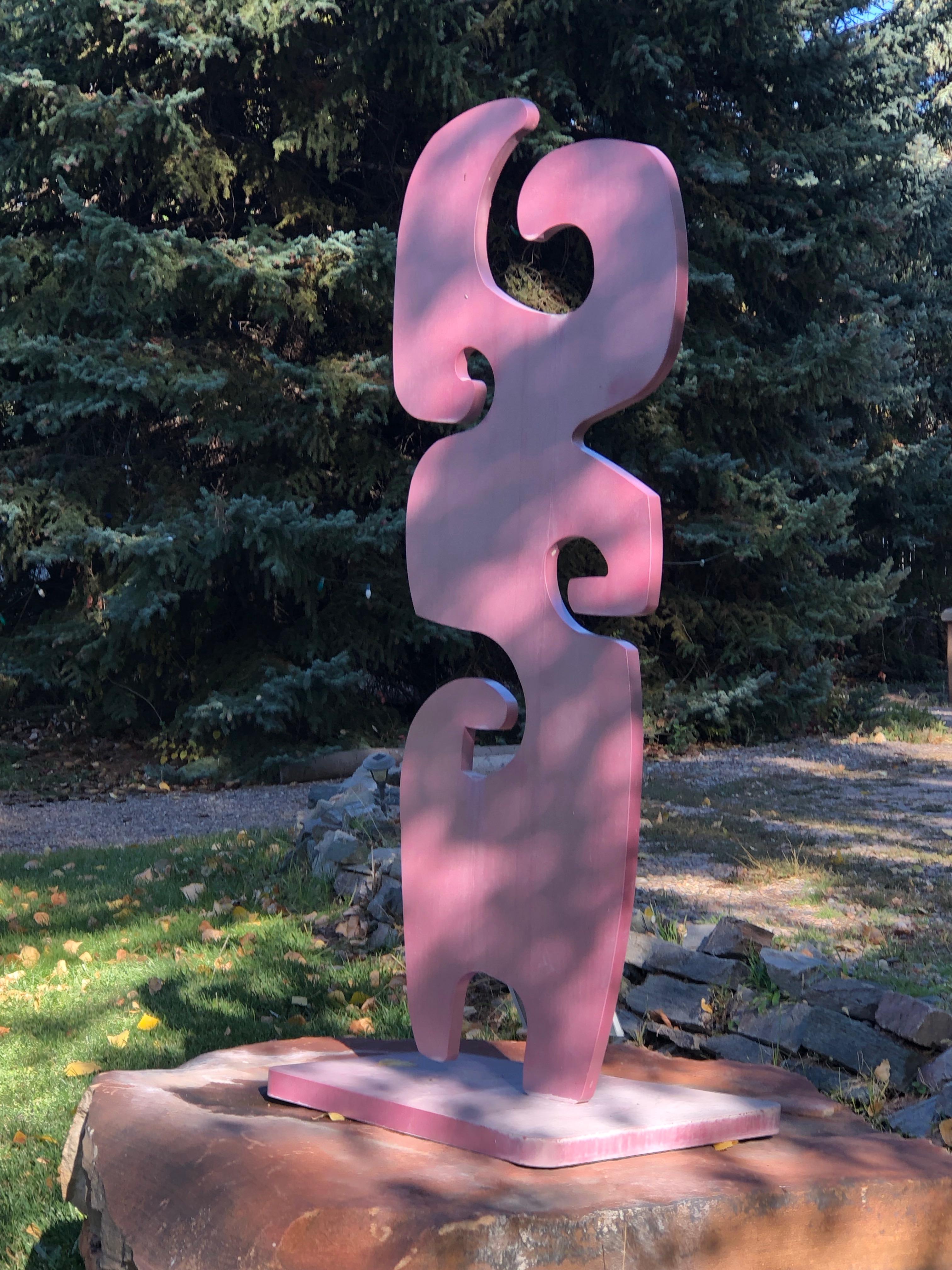 Grande-mère, couleur framboise, sculpture en métal abstrait pour l'extérieur de Melanie Yazzie en vente 11