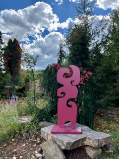 Grande-mère, couleur framboise, sculpture en métal abstrait d'extérieur Melanie Yazzie