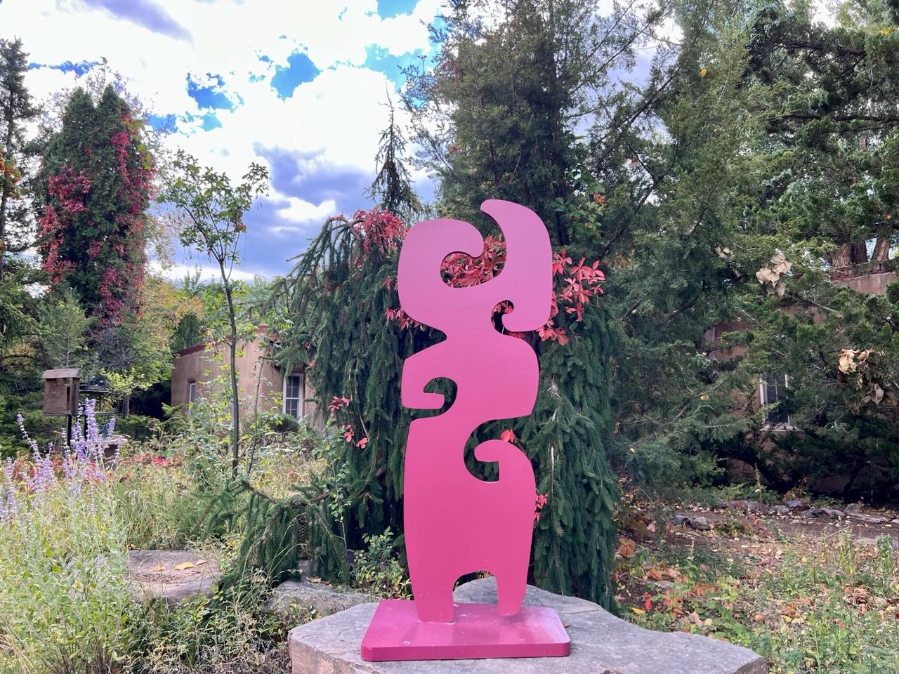 Abuela, color frambuesa, Melanie Yazzie escultura abstracta metal exterior en venta 2