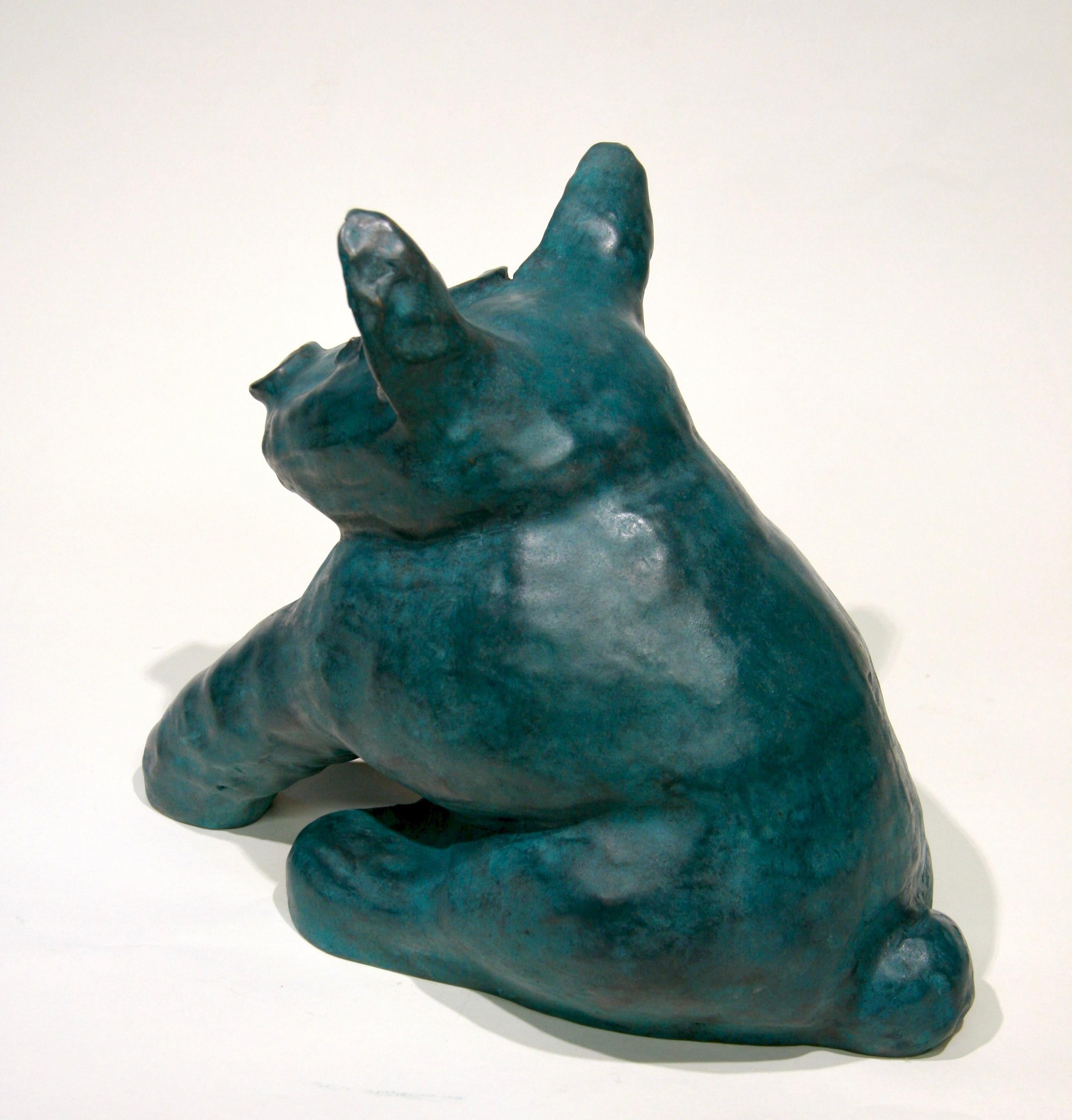 Marvin Tso Likes Green Chile Käseburger, Bronzeskulptur eines Hundes, Teal, sitzend (Gold), Figurative Sculpture, von Melanie Yazzie