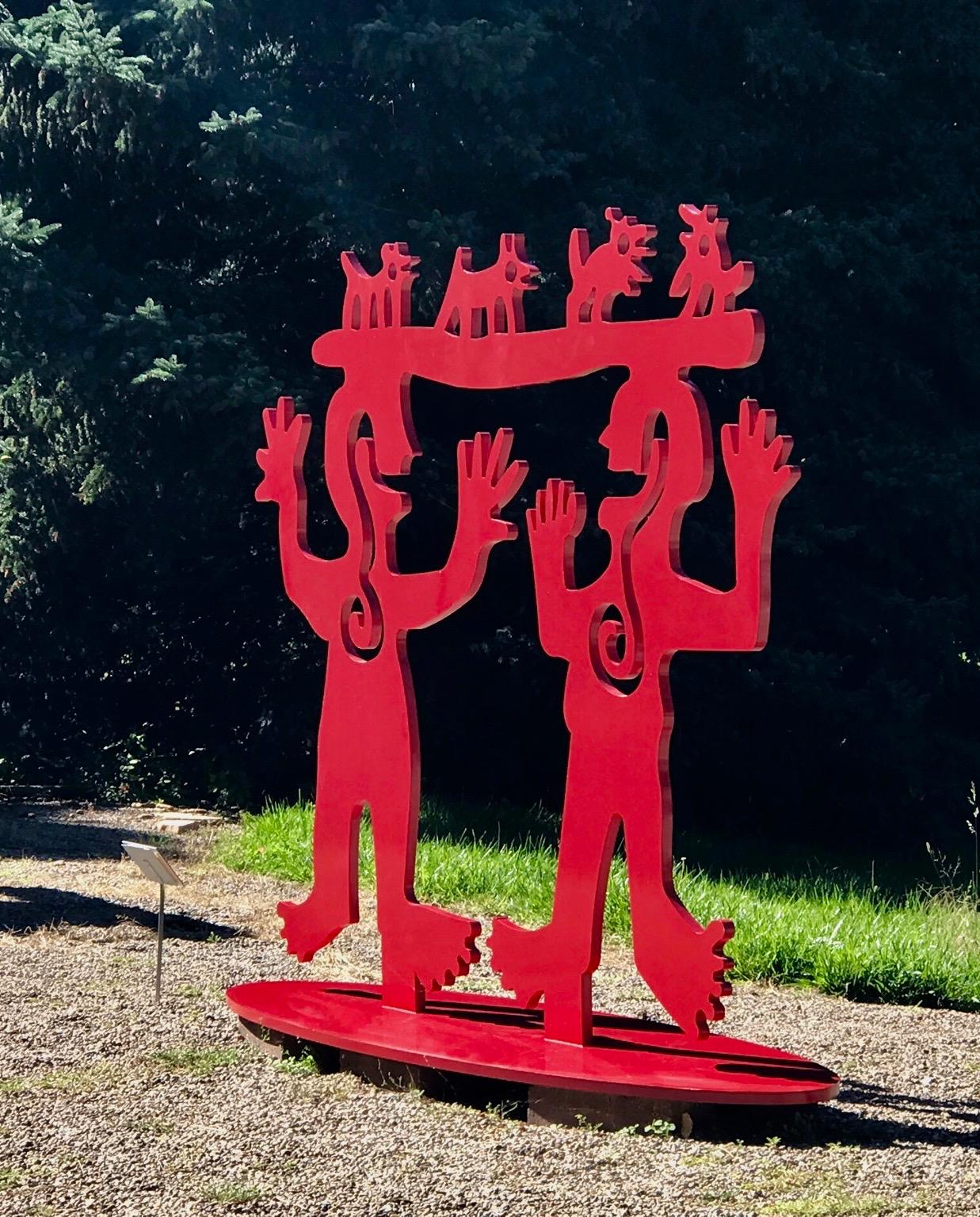 Une rencontre entre deux esprits, Melanie Yazzie, grande sculpture rouge, animaux, personnes, Navajo en vente 2