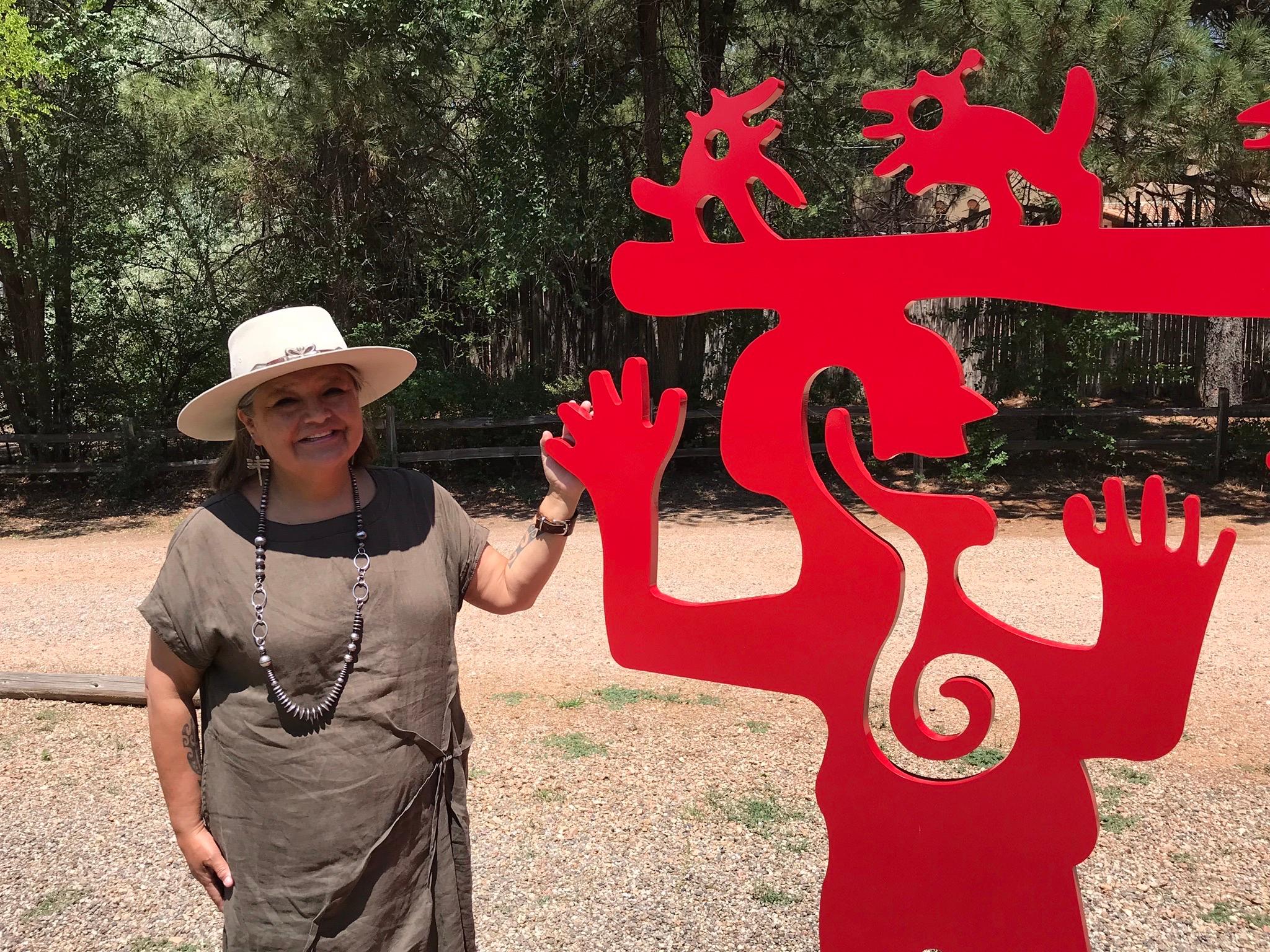 Une rencontre entre deux esprits, Melanie Yazzie, grande sculpture rouge, animaux, personnes, Navajo en vente 3