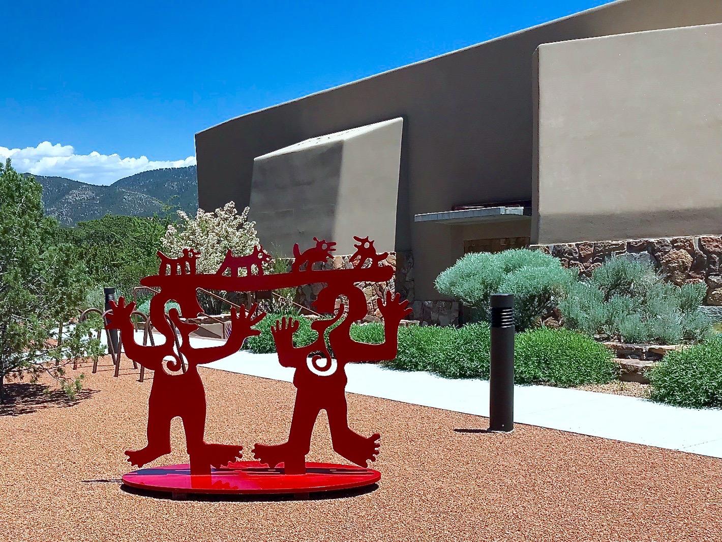 Une rencontre entre deux esprits, Melanie Yazzie, grande sculpture rouge, animaux, personnes, Navajo en vente 4