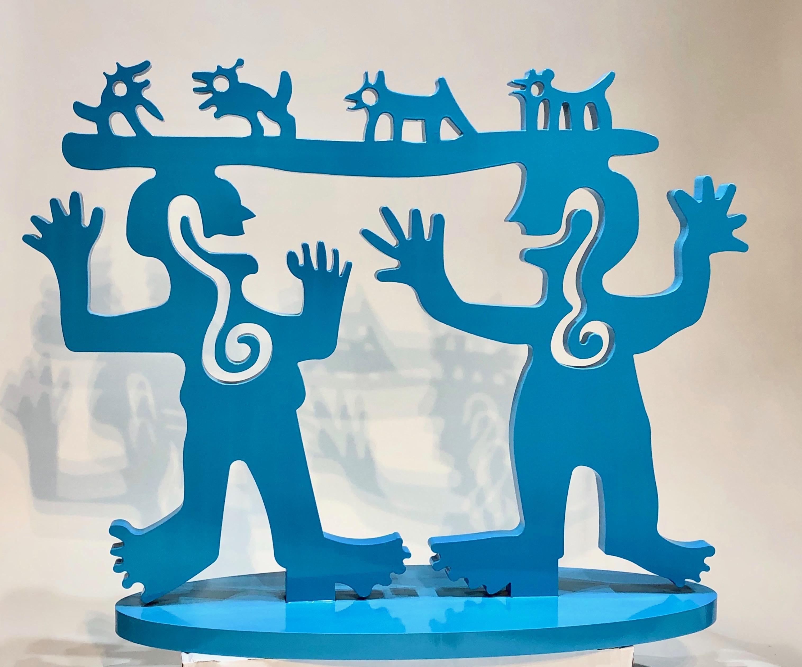 Escultura Two Minds Meeting de Melanie Yazzie, aluminio azul personas animales