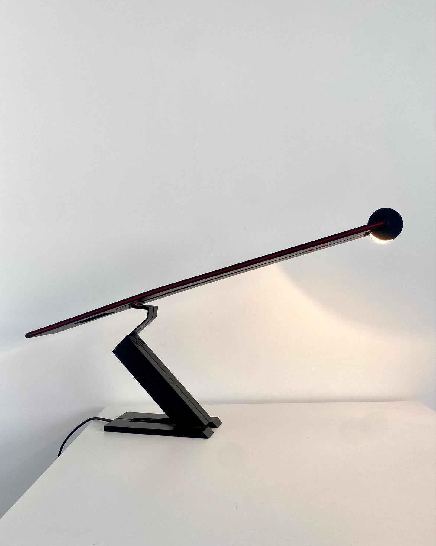 Rare lampe de table Melanos du designer et architecte Mario Botta pour Artemide dans les années 80.

 
